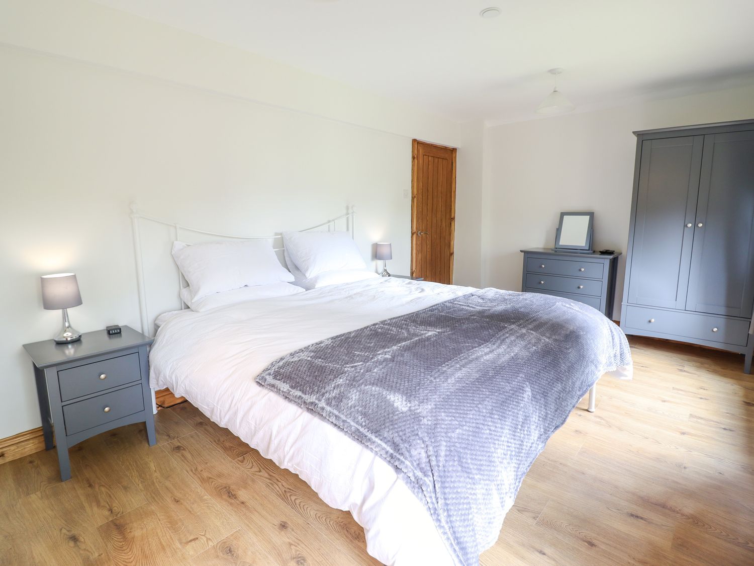 Llwydiarth Saw Mill in Llwydiarth near Llanfair Caereinion, Powys. Hot tub. Pet-friendly. En-suites.