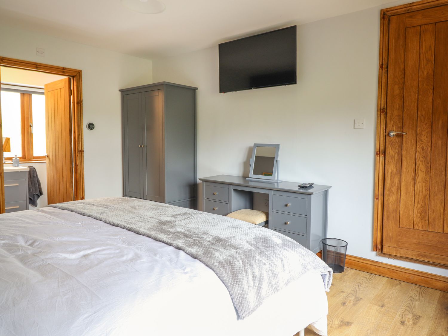 Llwydiarth Saw Mill in Llwydiarth near Llanfair Caereinion, Powys. Hot tub. Pet-friendly. En-suites.