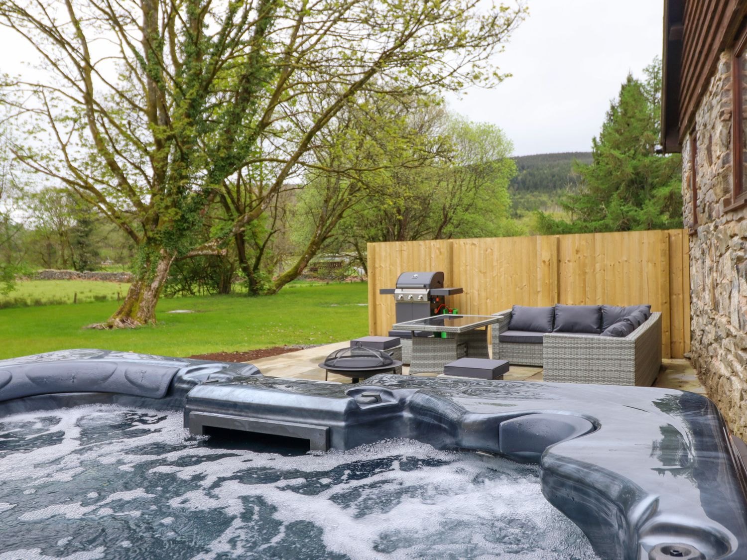 Llwydiarth Saw Mill in Llwydiarth near Llanfair Caereinion, Powys. Hot tub. Pet-friendly. En-suites.