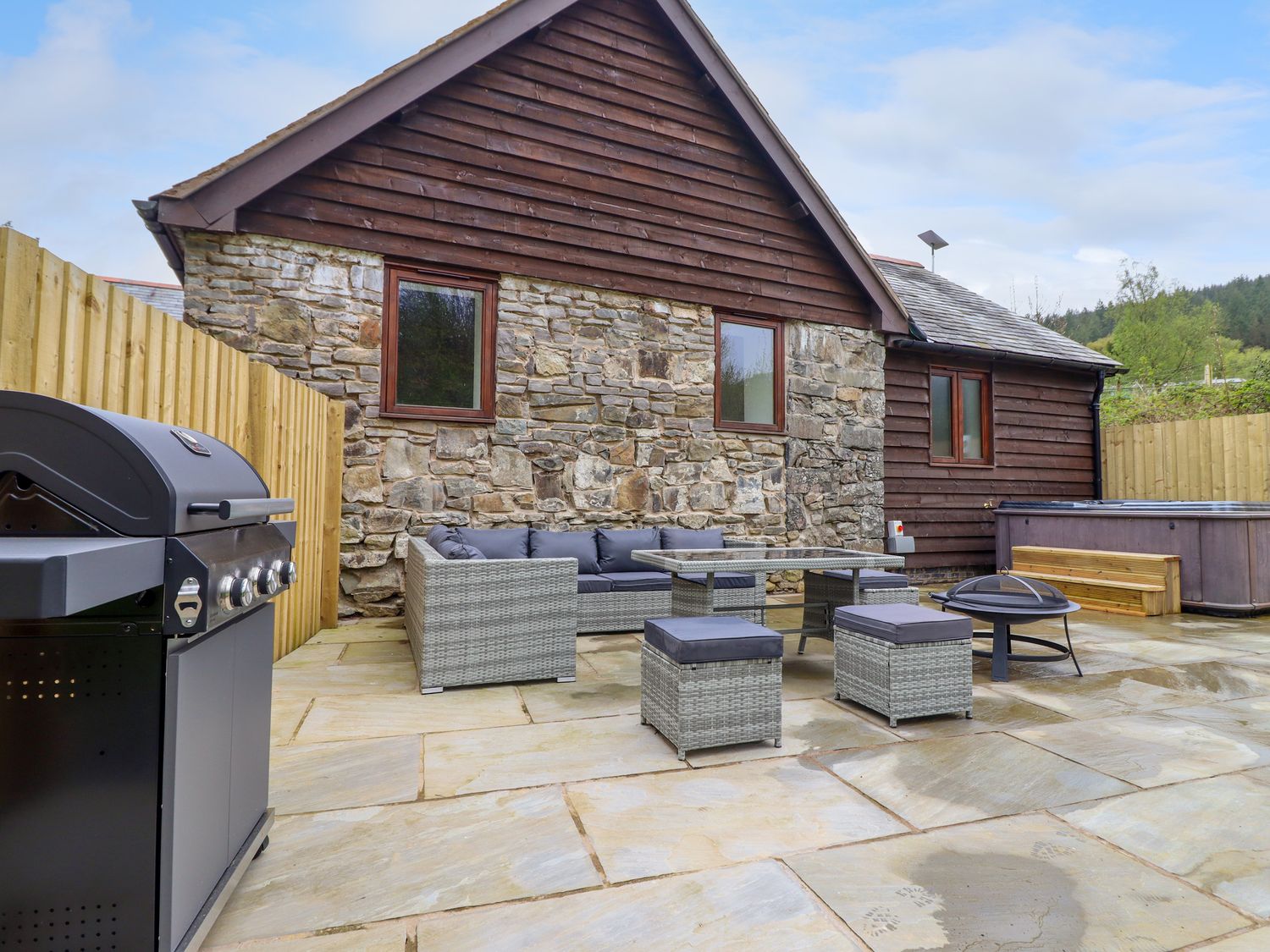 Llwydiarth Saw Mill in Llwydiarth near Llanfair Caereinion, Powys. Hot tub. Pet-friendly. En-suites.