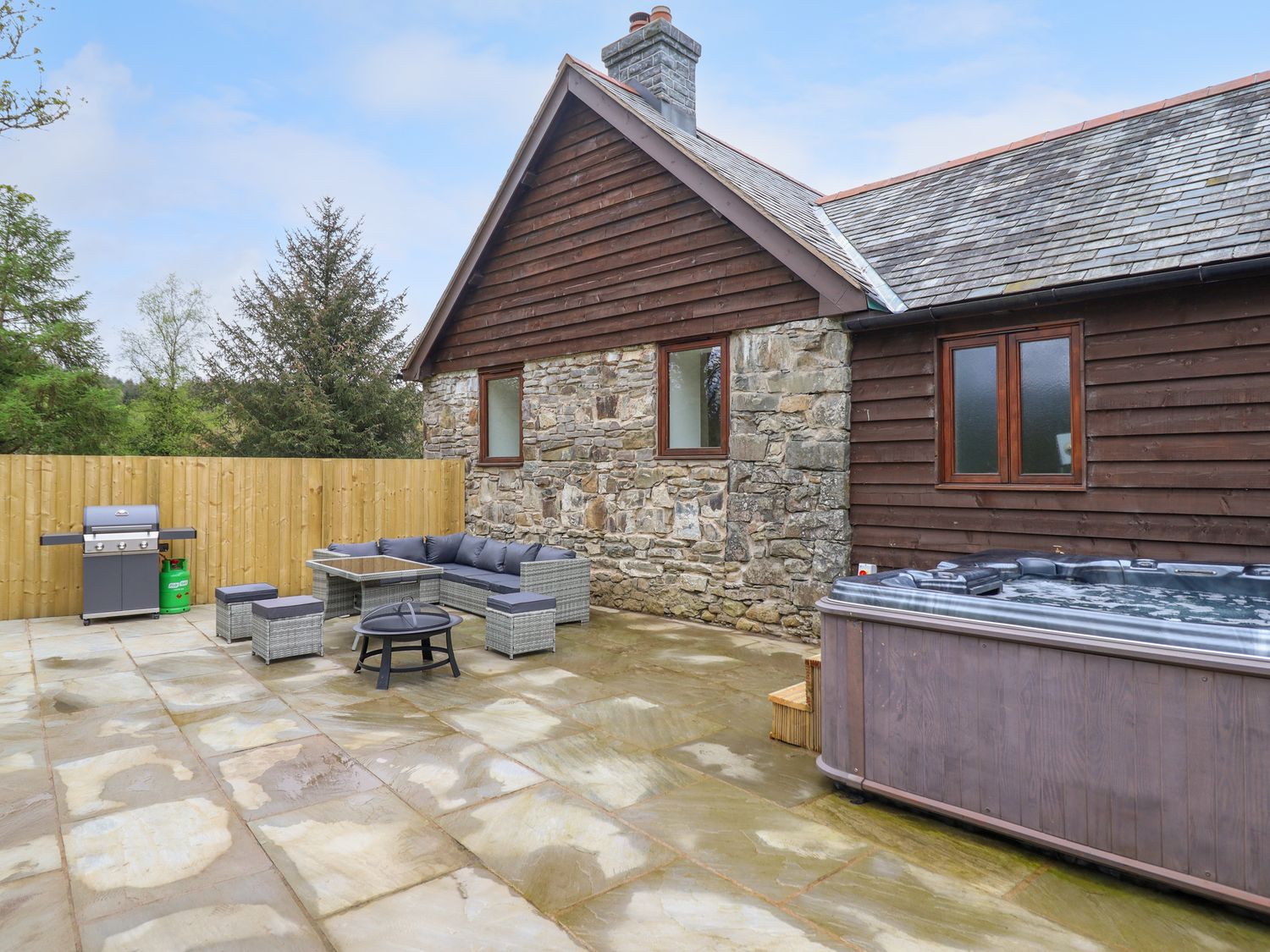 Llwydiarth Saw Mill in Llwydiarth near Llanfair Caereinion, Powys. Hot tub. Pet-friendly. En-suites.