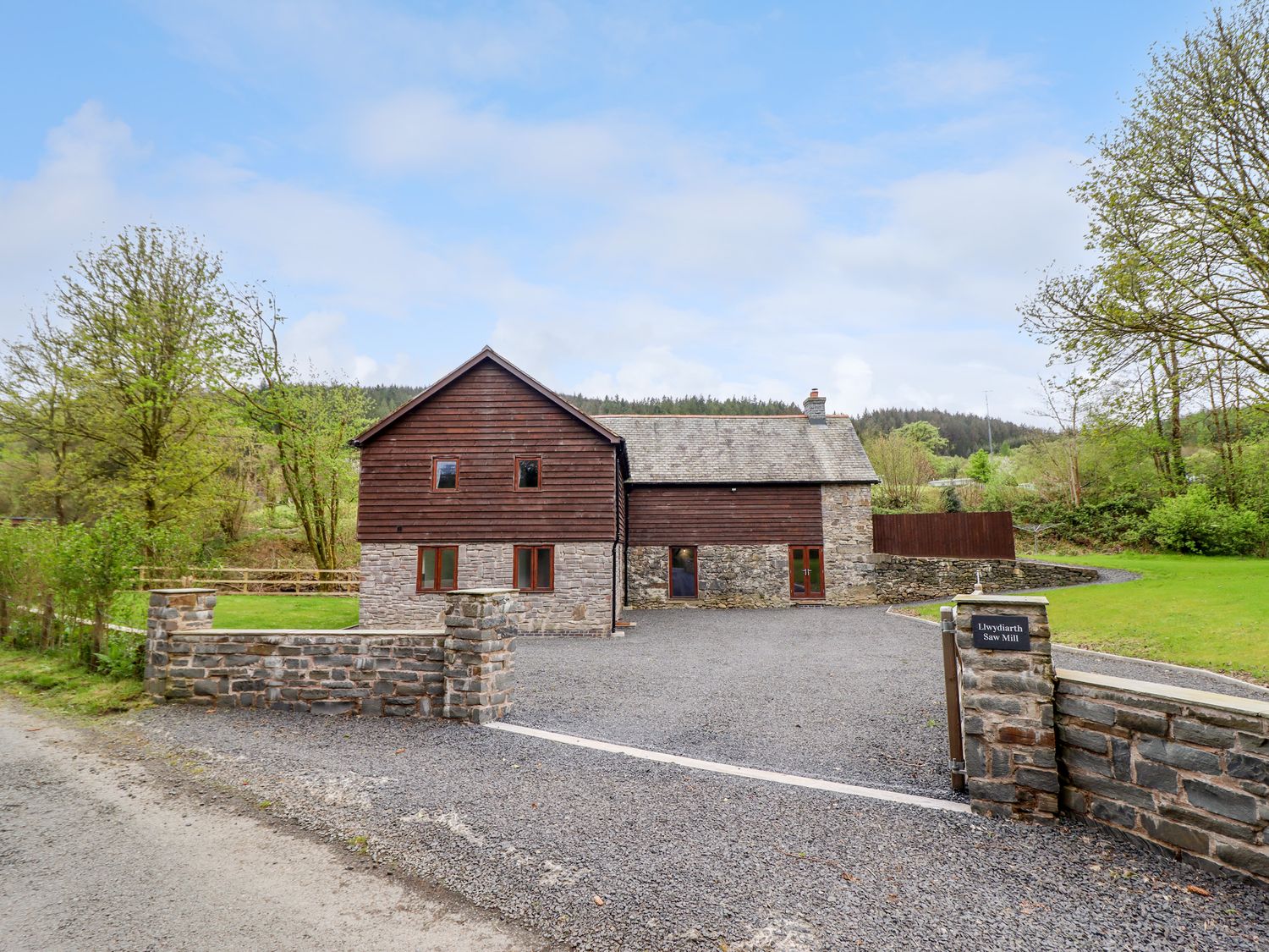 Llwydiarth Saw Mill in Llwydiarth near Llanfair Caereinion, Powys. Hot tub. Pet-friendly. En-suites.