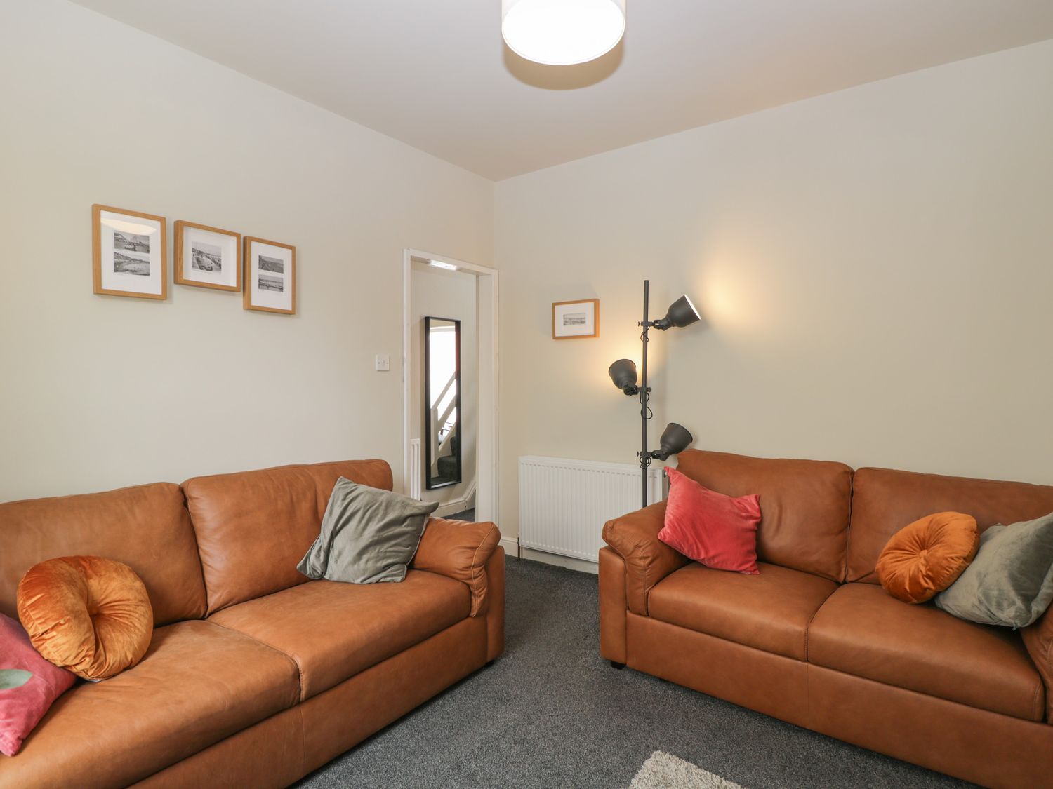 North Harbour House, Weymouth, Dorset. Three-storey. 3-bedrooms. Pet-friendly. Beach close. Hot tub.