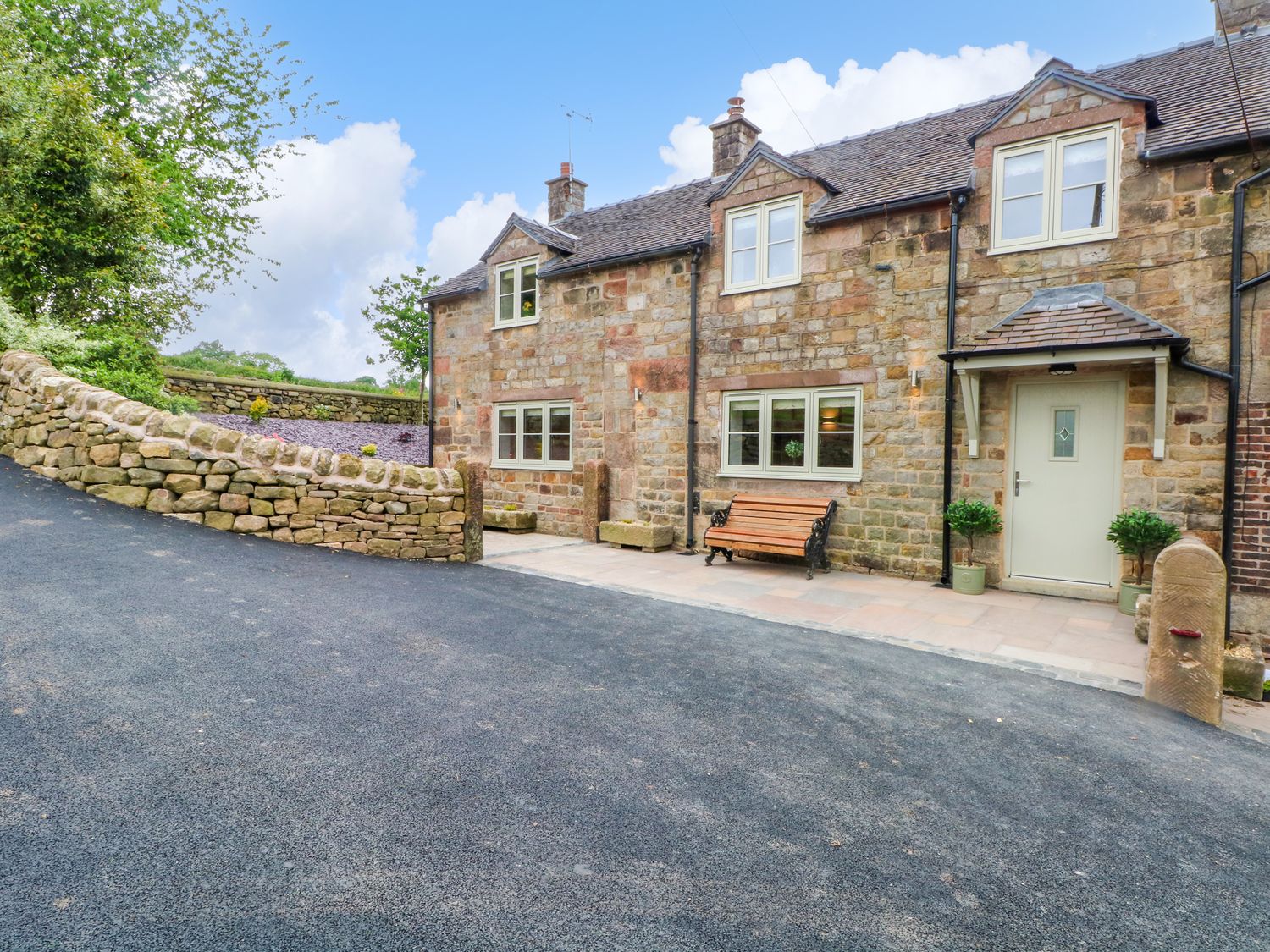 Small Lane Cottage, in Endon, Staffordshire. Hot tub. Off-road parking. Near national park. En-suite