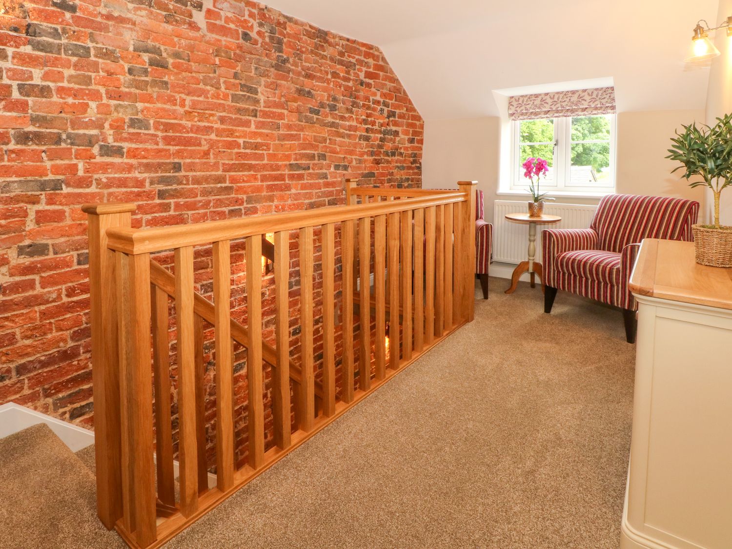 Small Lane Cottage, in Endon, Staffordshire. Hot tub. Off-road parking. Near national park. En-suite