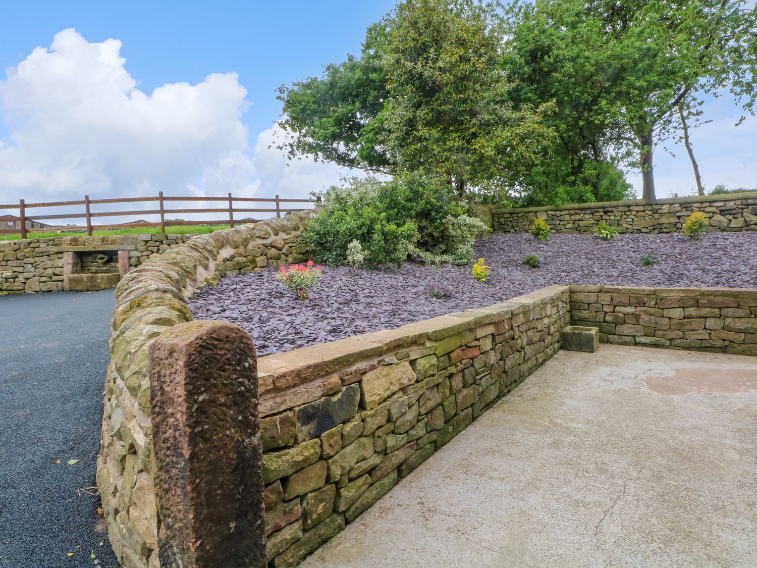 Small Lane Cottage, in Endon, Staffordshire. Hot tub. Off-road parking. Near national park. En-suite