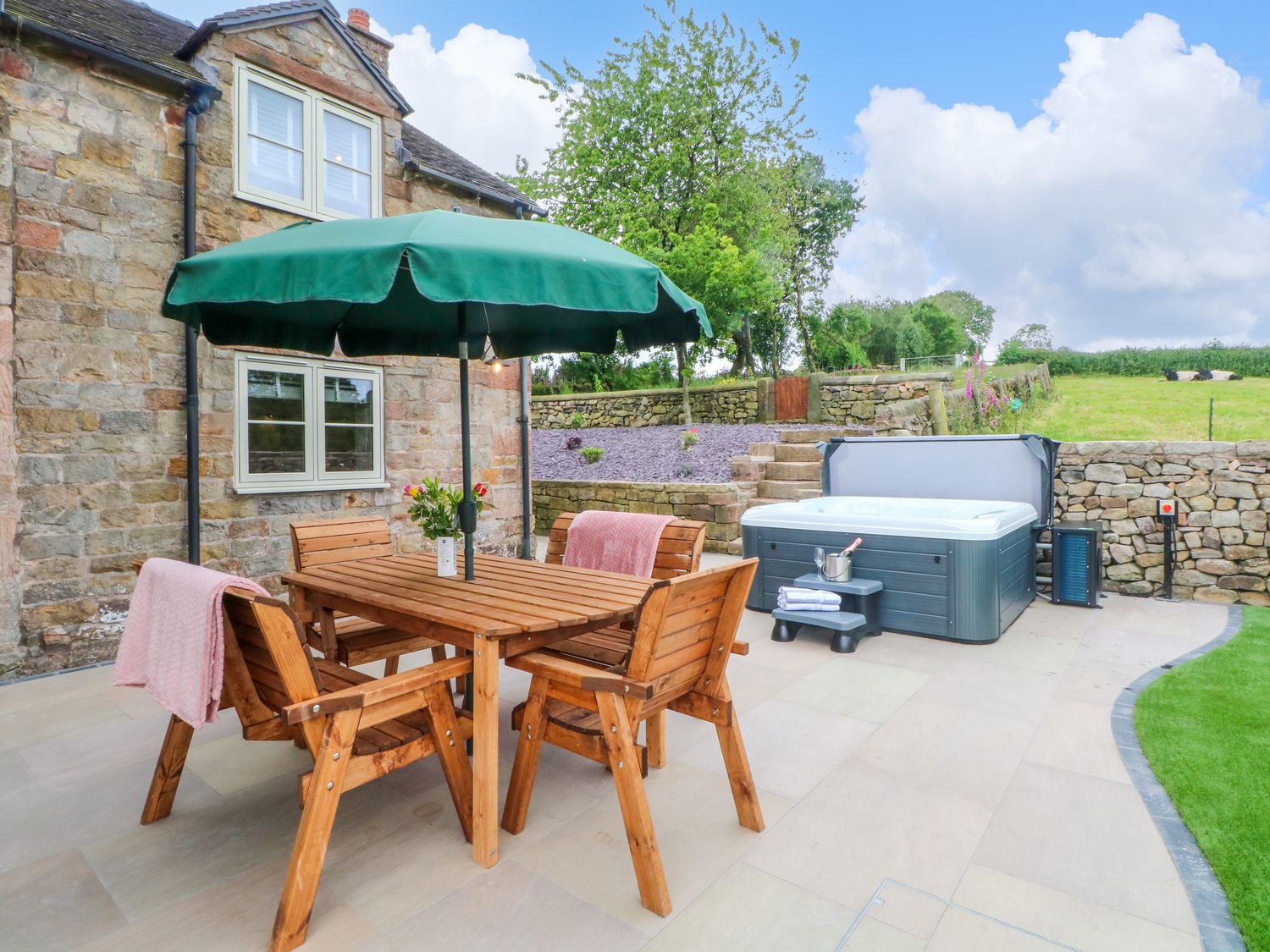 Small Lane Cottage, in Endon, Staffordshire. Hot tub. Off-road parking. Near national park. En-suite