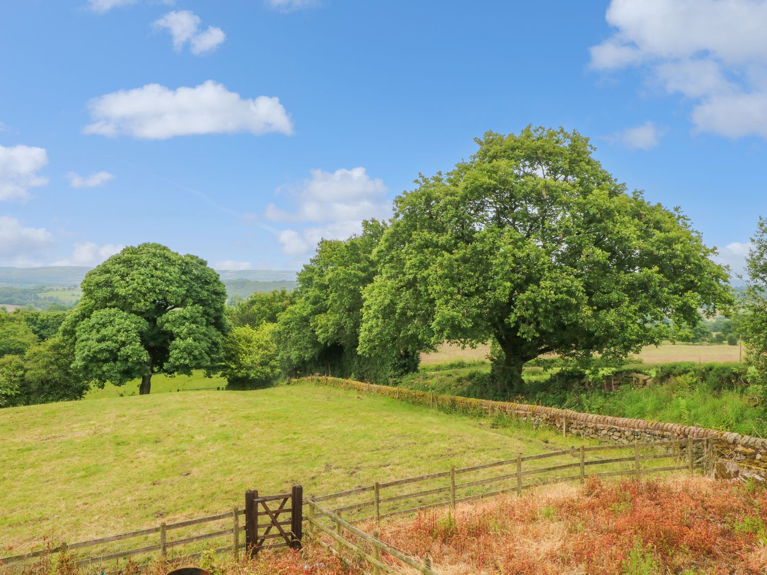 Small Lane Cottage, in Endon, Staffordshire. Hot tub. Off-road parking. Near national park. En-suite