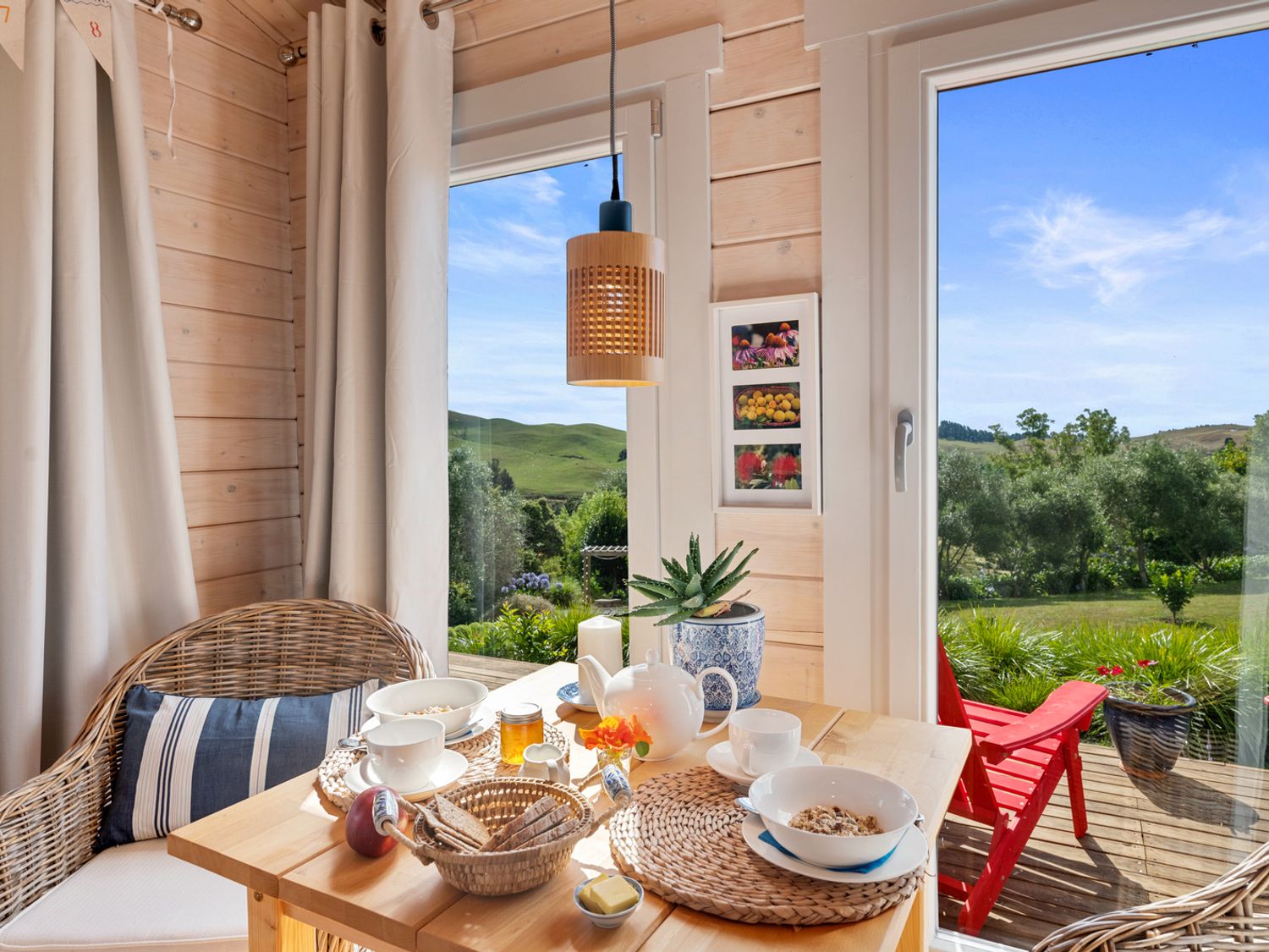 Kaitipu - Papamoa Hills Holiday Cabin                     photo 2