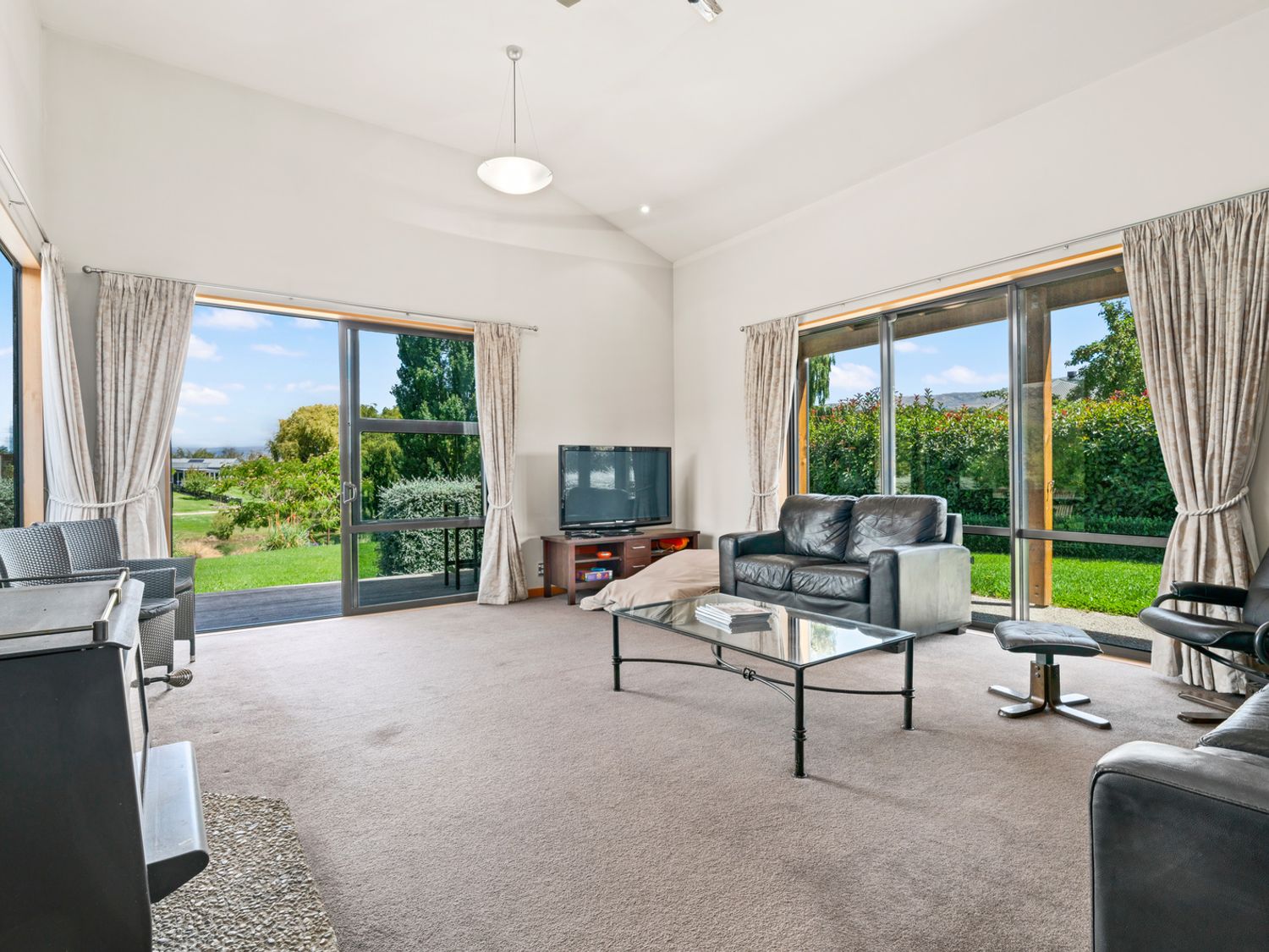 Edgewater Escape - Cromwell Holiday Home                     photo 2
