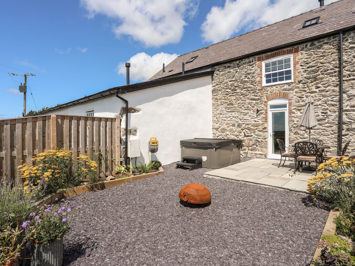 The Forge in Bryngwran near Rhosneigr Anglesey. Off-road parking. Dog-friendly. Smart TV. Woodburner