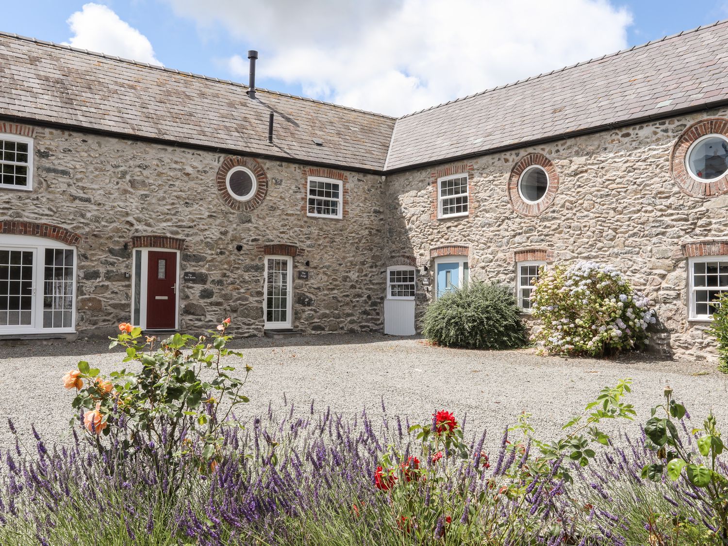 The Forge in Bryngwran near Rhosneigr Anglesey. Off-road parking. Dog-friendly. Smart TV. Woodburner