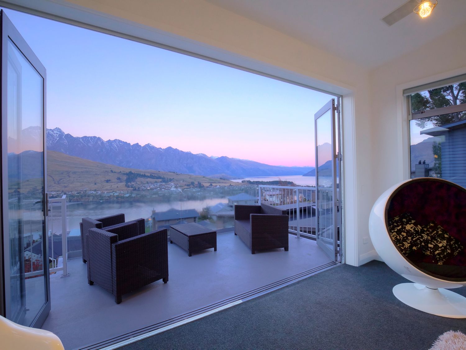 Hensman Haven - Queenstown Holiday Home                     photo 2