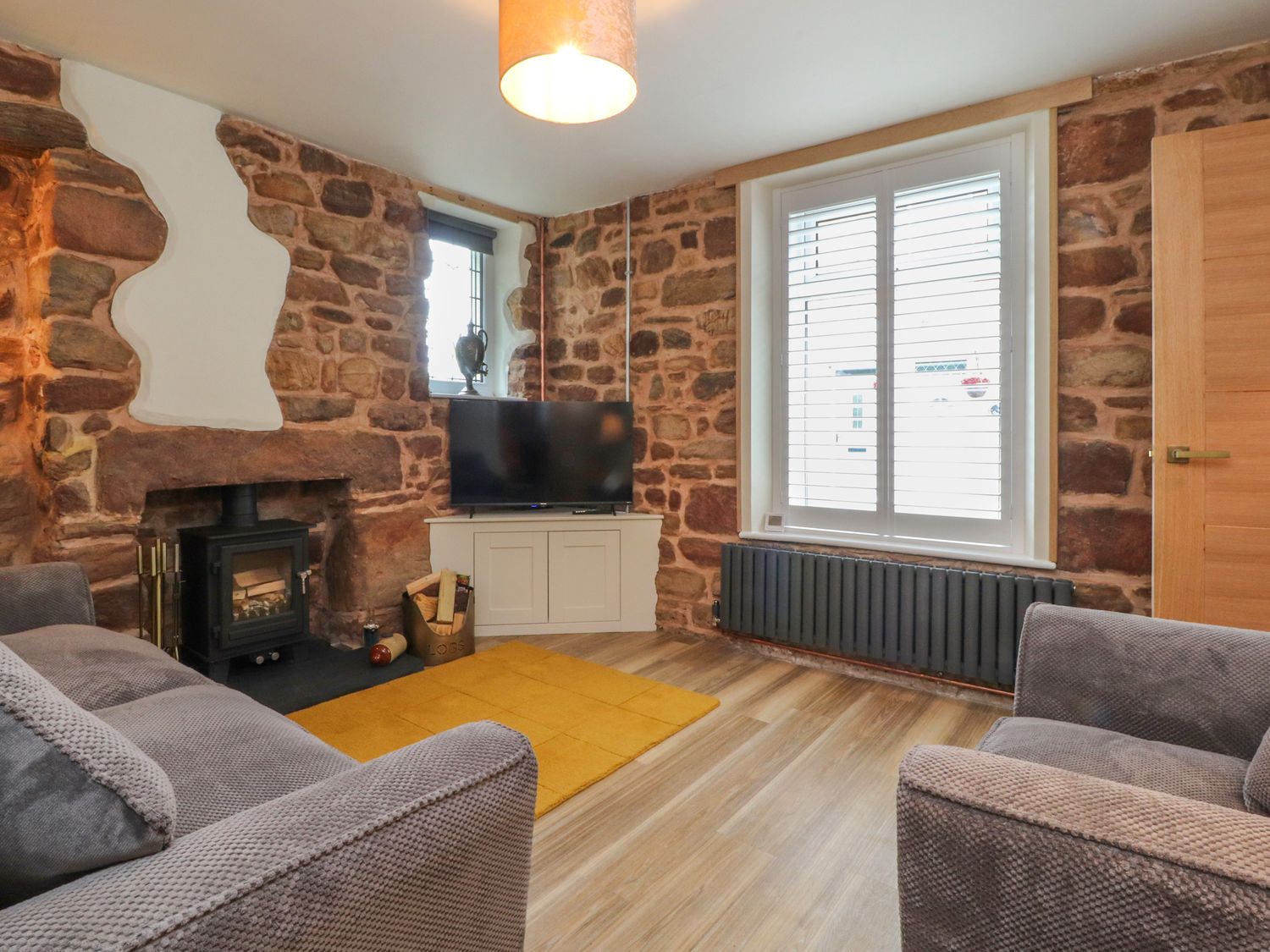 16 Main Street Overton, Lancashire. Hot tub. Woodburning stove. Off-road parking. Near pub. Smart TV