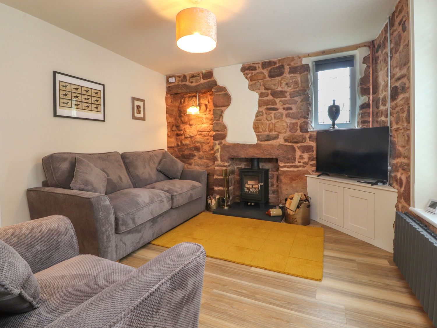 16 Main Street Overton, Lancashire. Hot tub. Woodburning stove. Off-road parking. Near pub. Smart TV