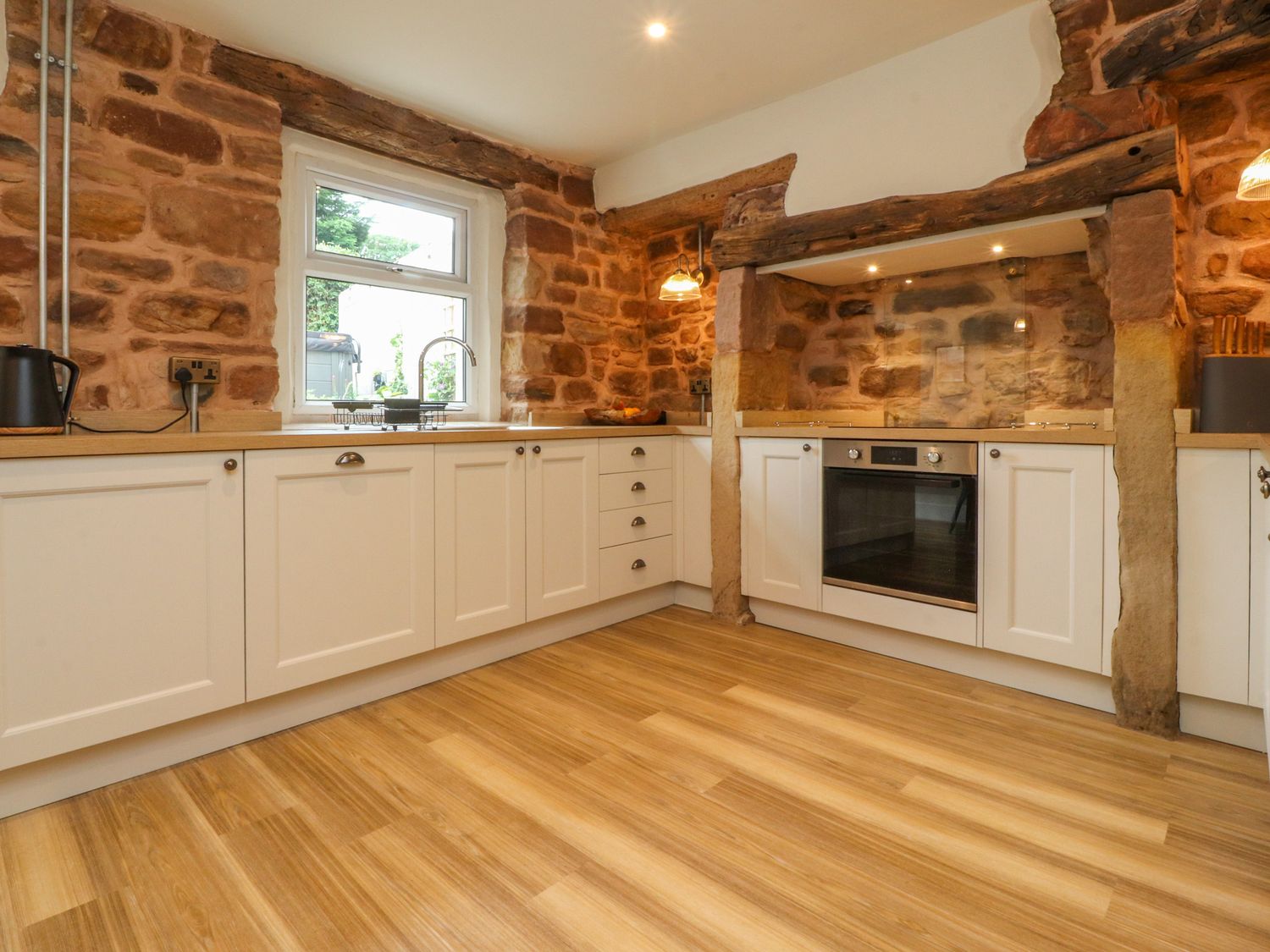 16 Main Street Overton, Lancashire. Hot tub. Woodburning stove. Off-road parking. Near pub. Smart TV