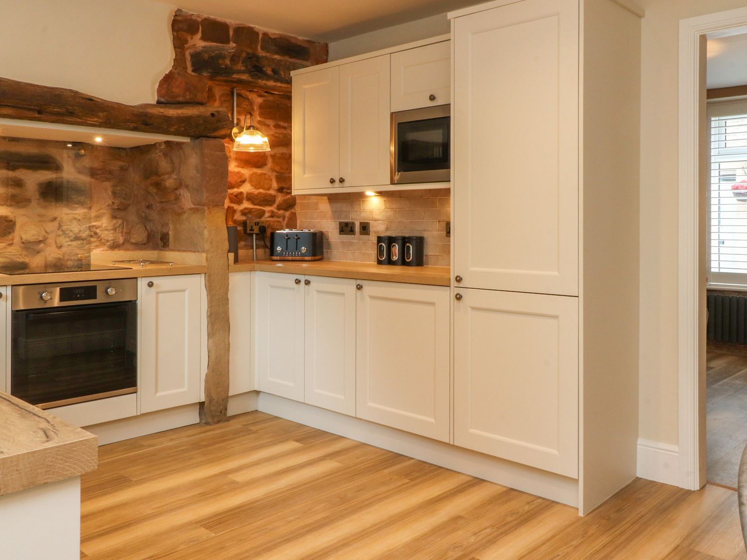 16 Main Street Overton, Lancashire. Hot tub. Woodburning stove. Off-road parking. Near pub. Smart TV