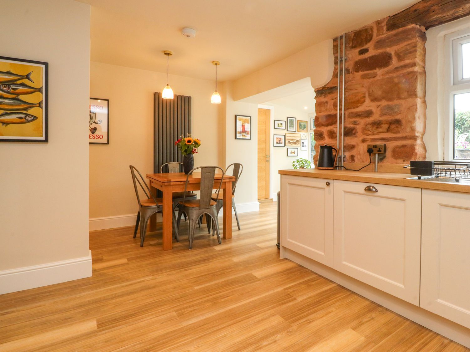 16 Main Street Overton, Lancashire. Hot tub. Woodburning stove. Off-road parking. Near pub. Smart TV