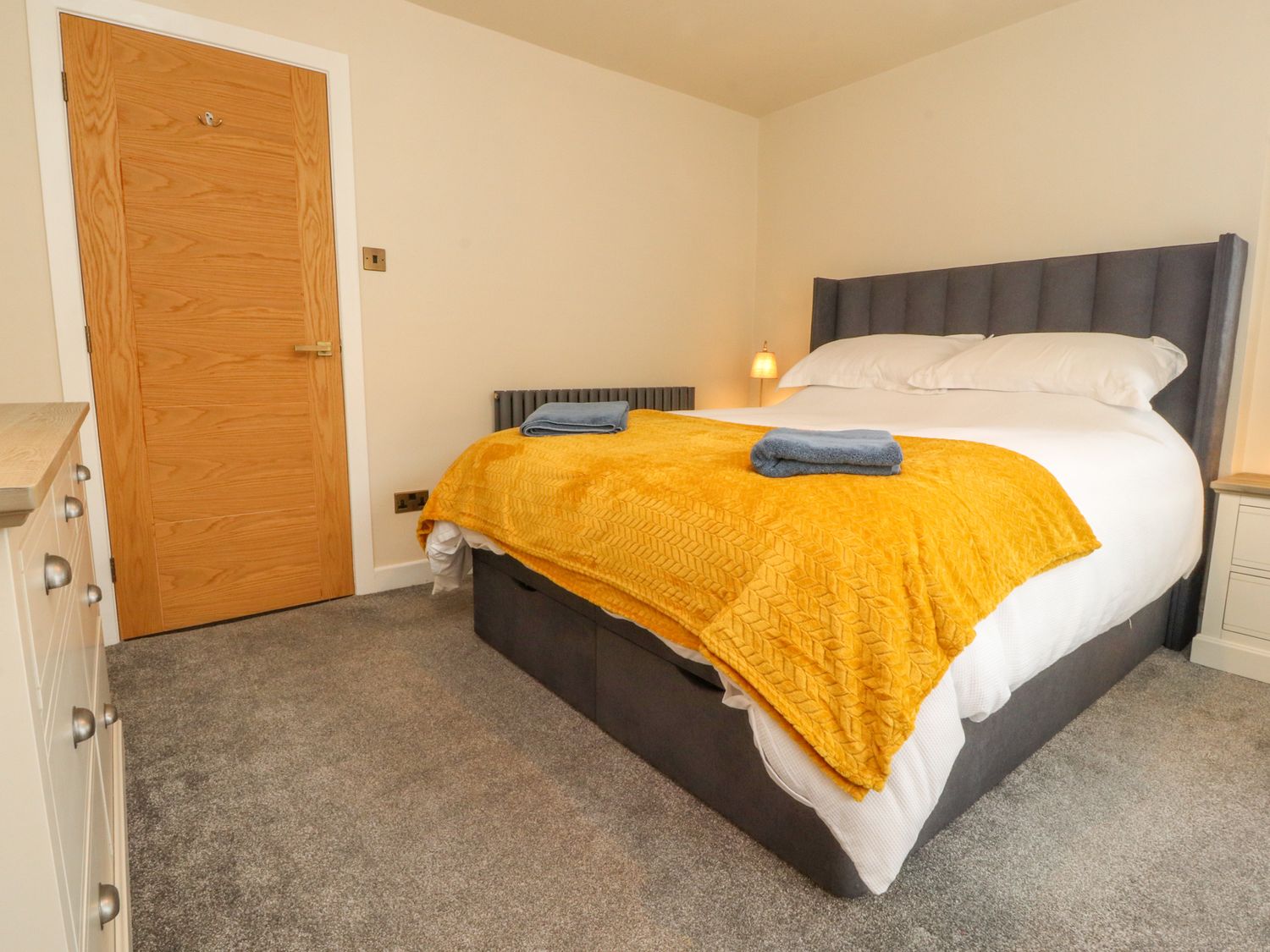 16 Main Street Overton, Lancashire. Hot tub. Woodburning stove. Off-road parking. Near pub. Smart TV