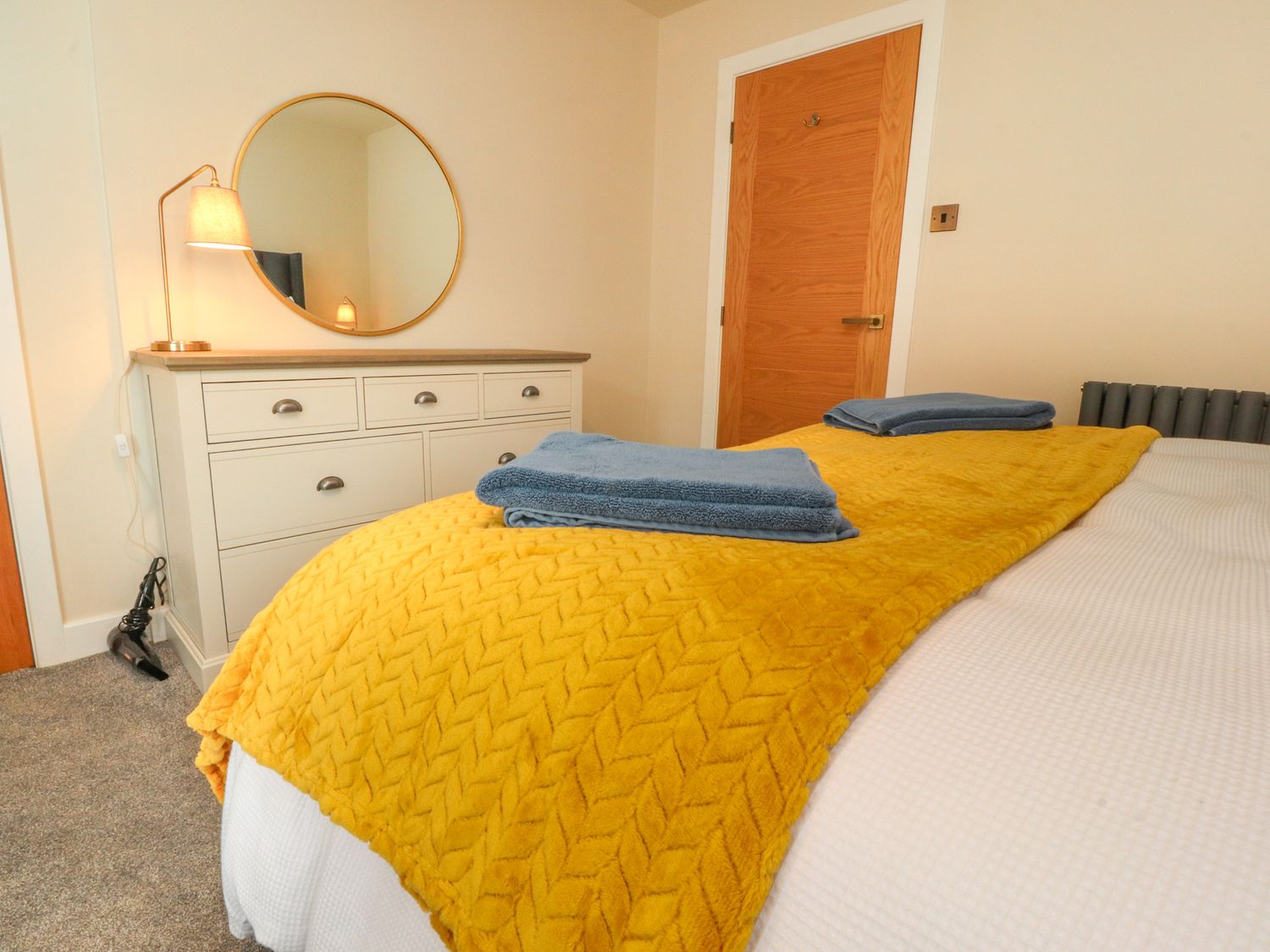 16 Main Street Overton, Lancashire. Hot tub. Woodburning stove. Off-road parking. Near pub. Smart TV