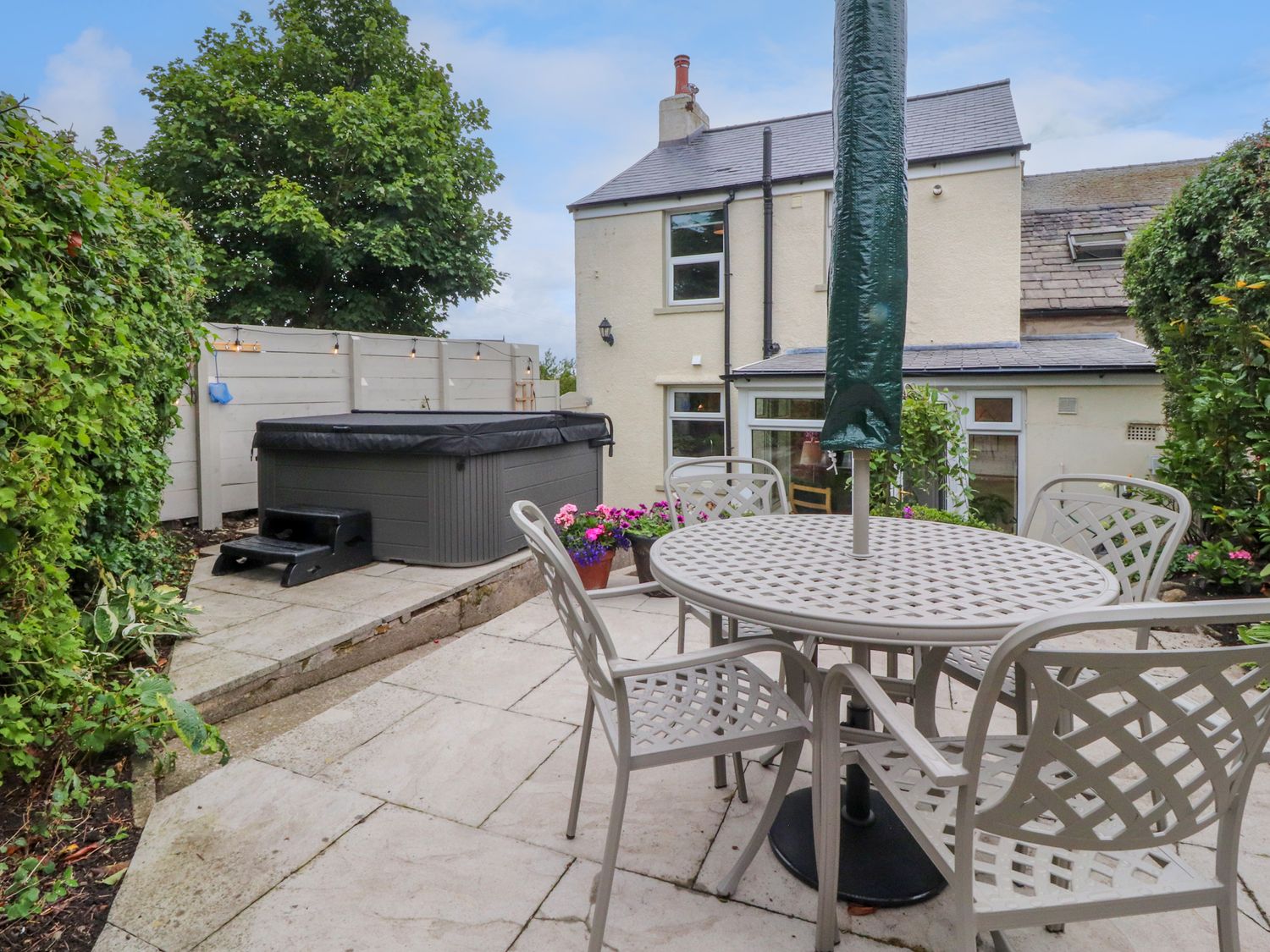 16 Main Street Overton, Lancashire. Hot tub. Woodburning stove. Off-road parking. Near pub. Smart TV