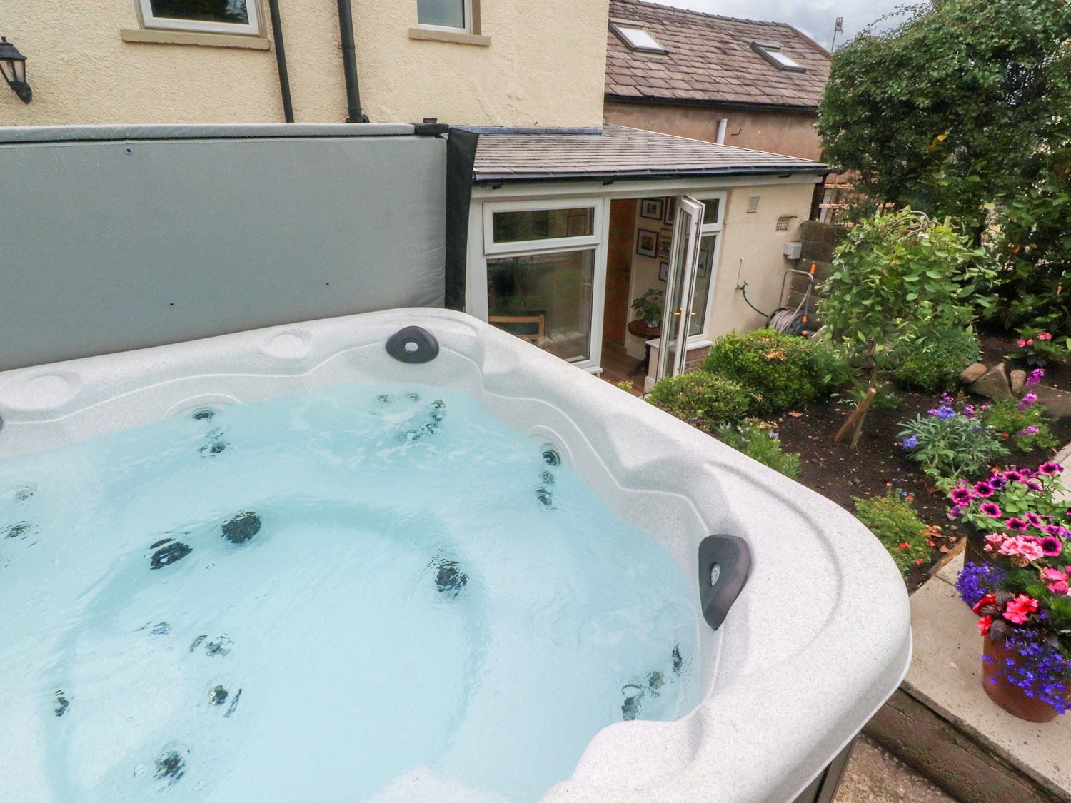 16 Main Street Overton, Lancashire. Hot tub. Woodburning stove. Off-road parking. Near pub. Smart TV