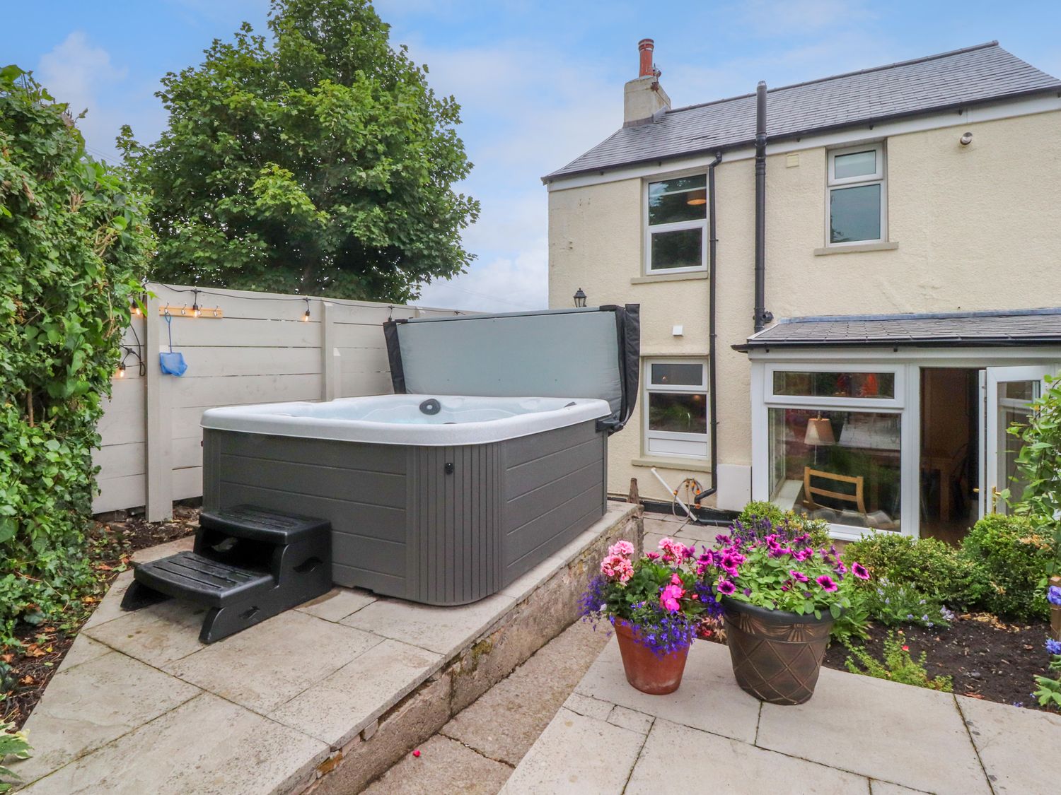 16 Main Street Overton, Lancashire. Hot tub. Woodburning stove. Off-road parking. Near pub. Smart TV