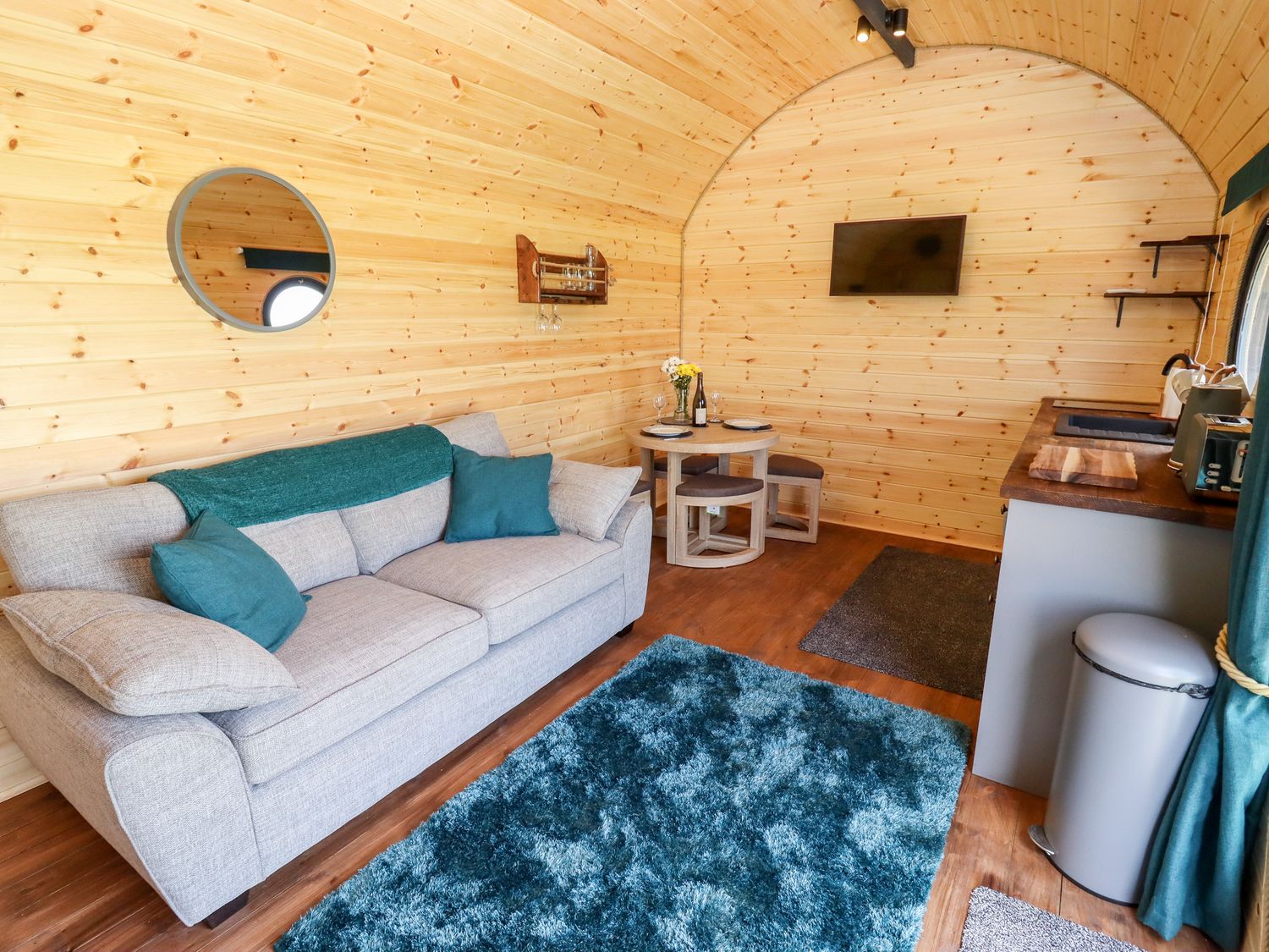 The Happy Valley Pod, Chipping Norton