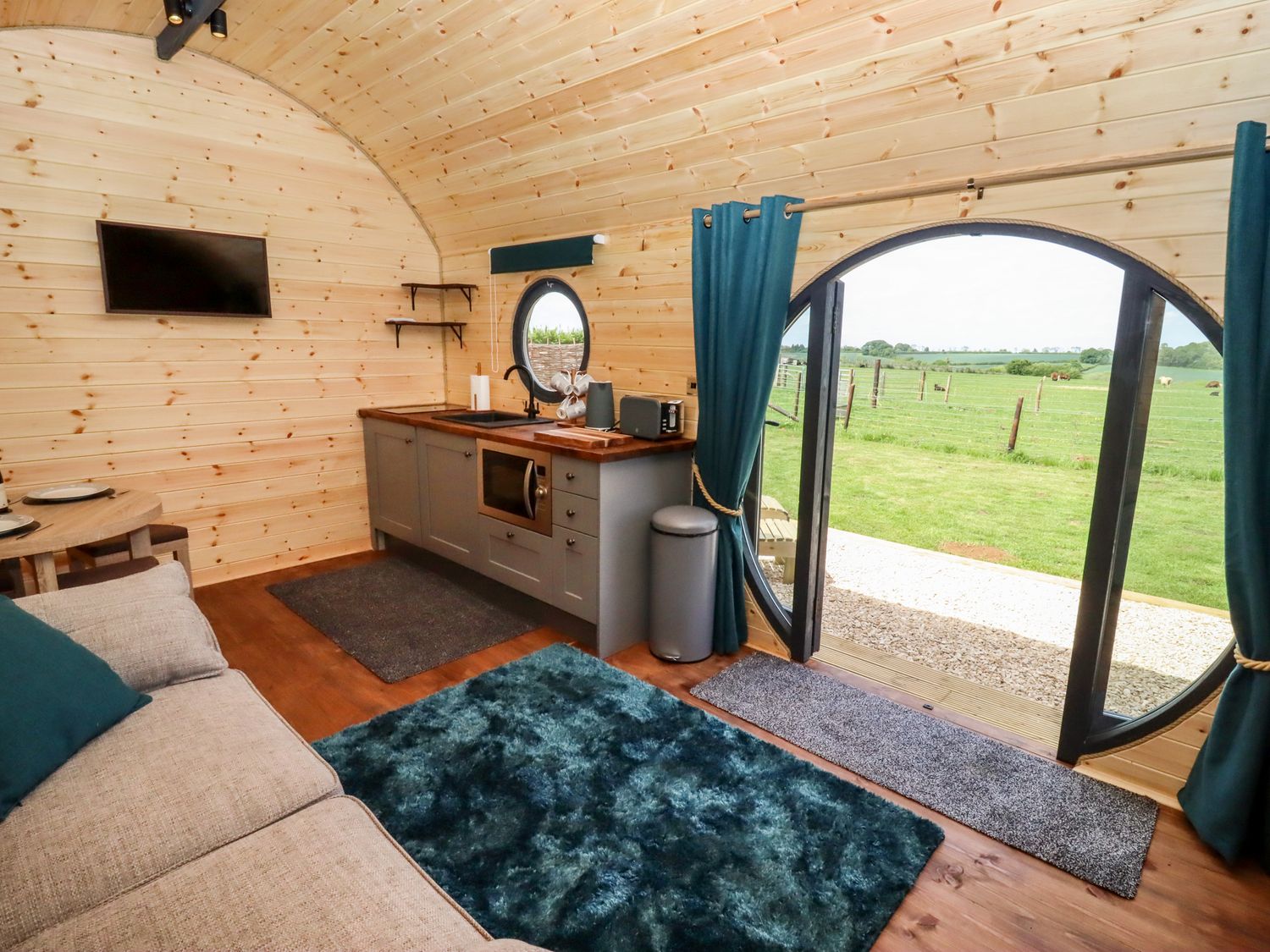 The Happy Valley Pod, Chipping Norton