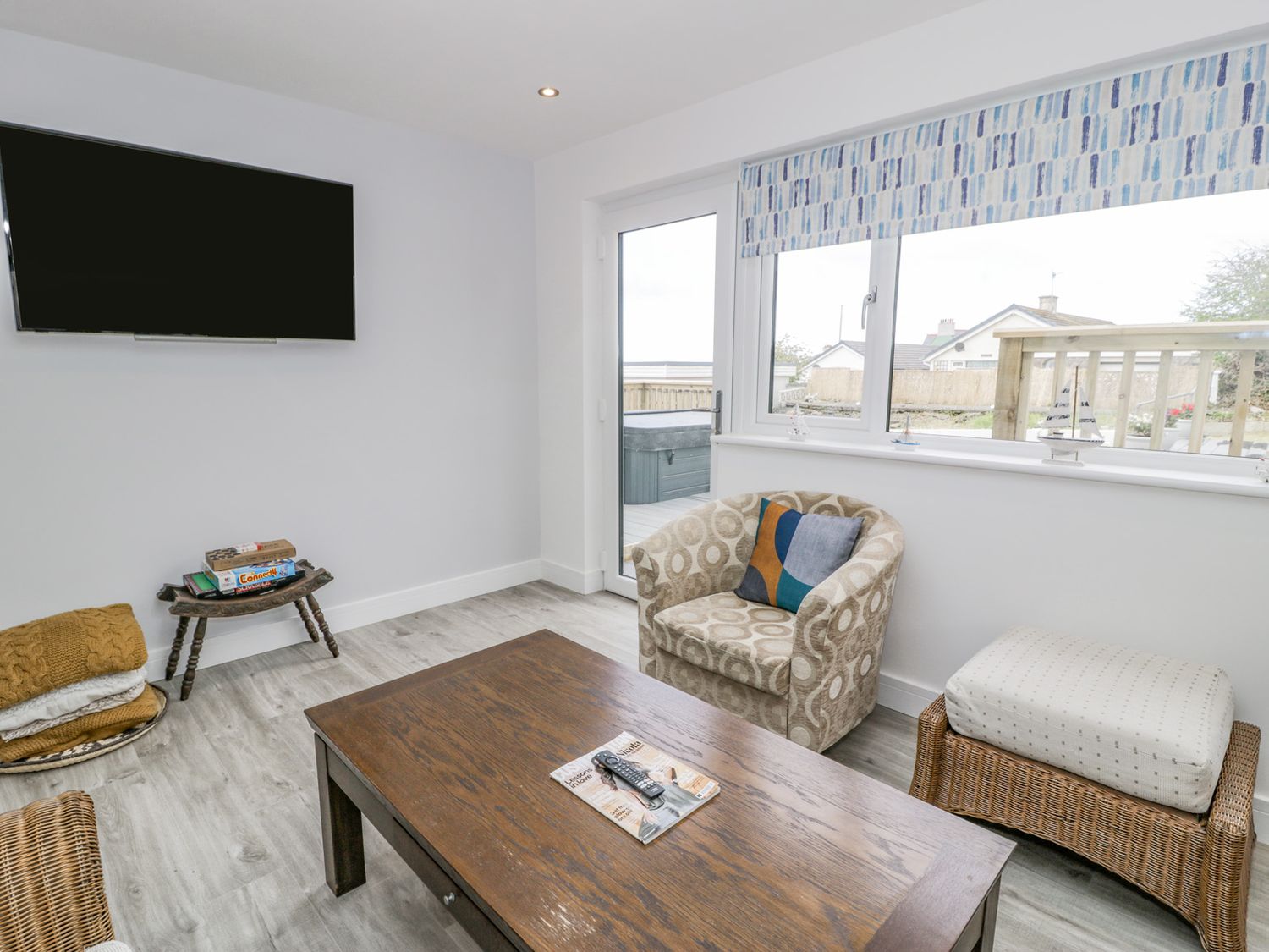 Melody in Cemaes Bay, Anglesey. Close to amenities and beach, sea vistas. Hot tub, family and pets. 