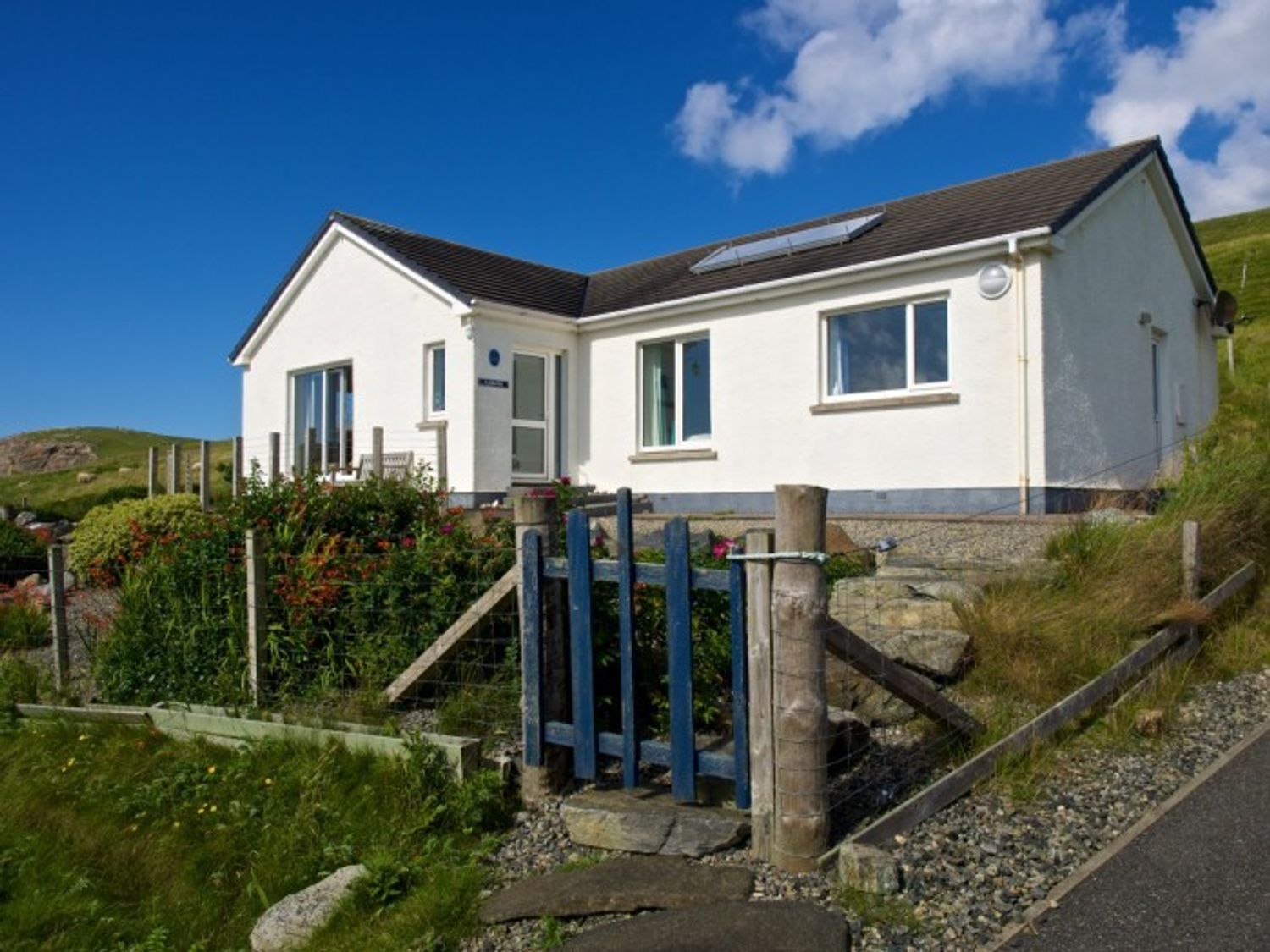 Loch Cottage | Borve, Isle Of Lewis | Loch Dhailbeag | Self Catering Holiday Cottage