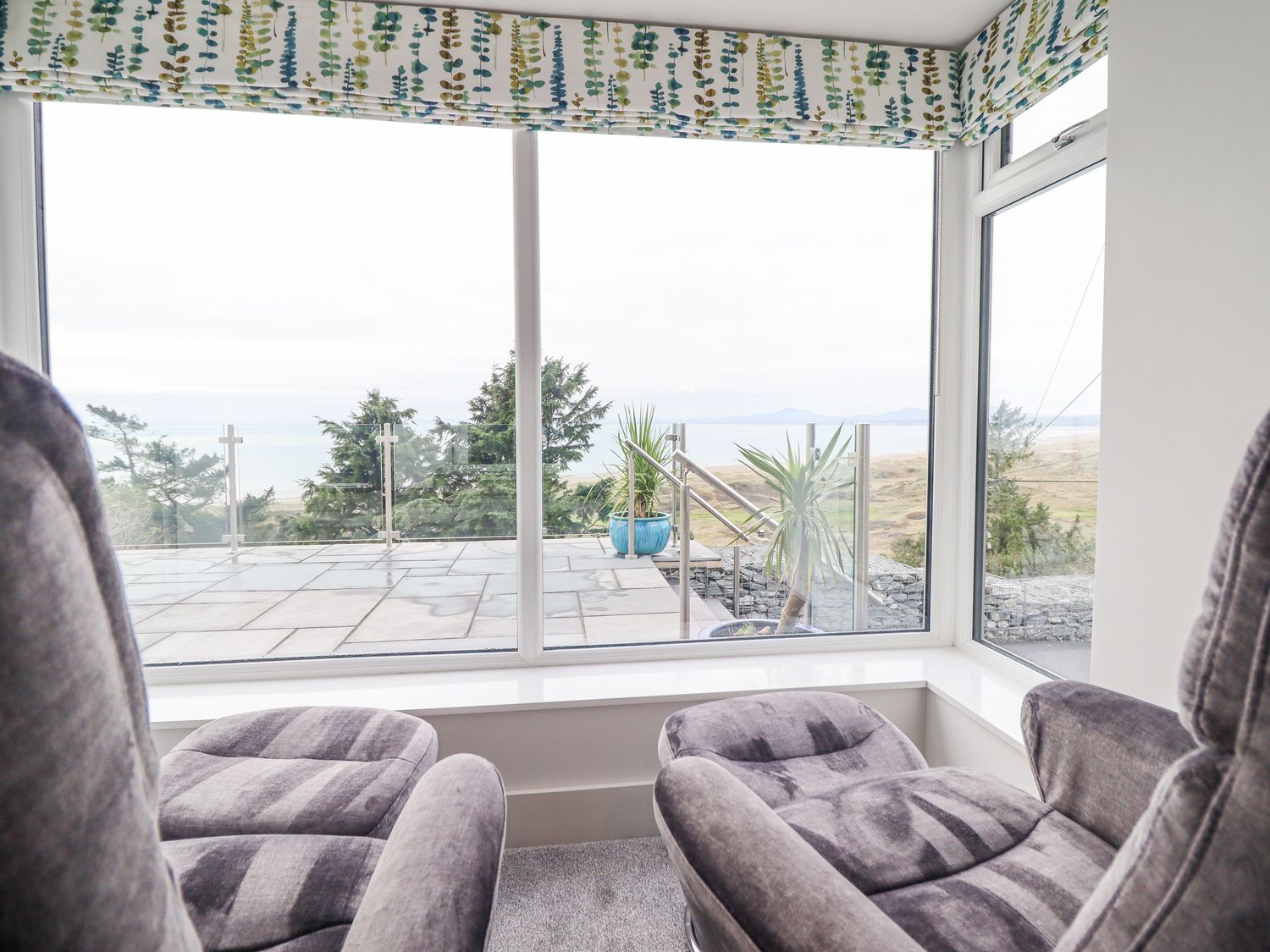 Aelfor is in Harlech, Gwynedd. Hot tub. Countryside and sea views. In National Park. Near beach. TV.