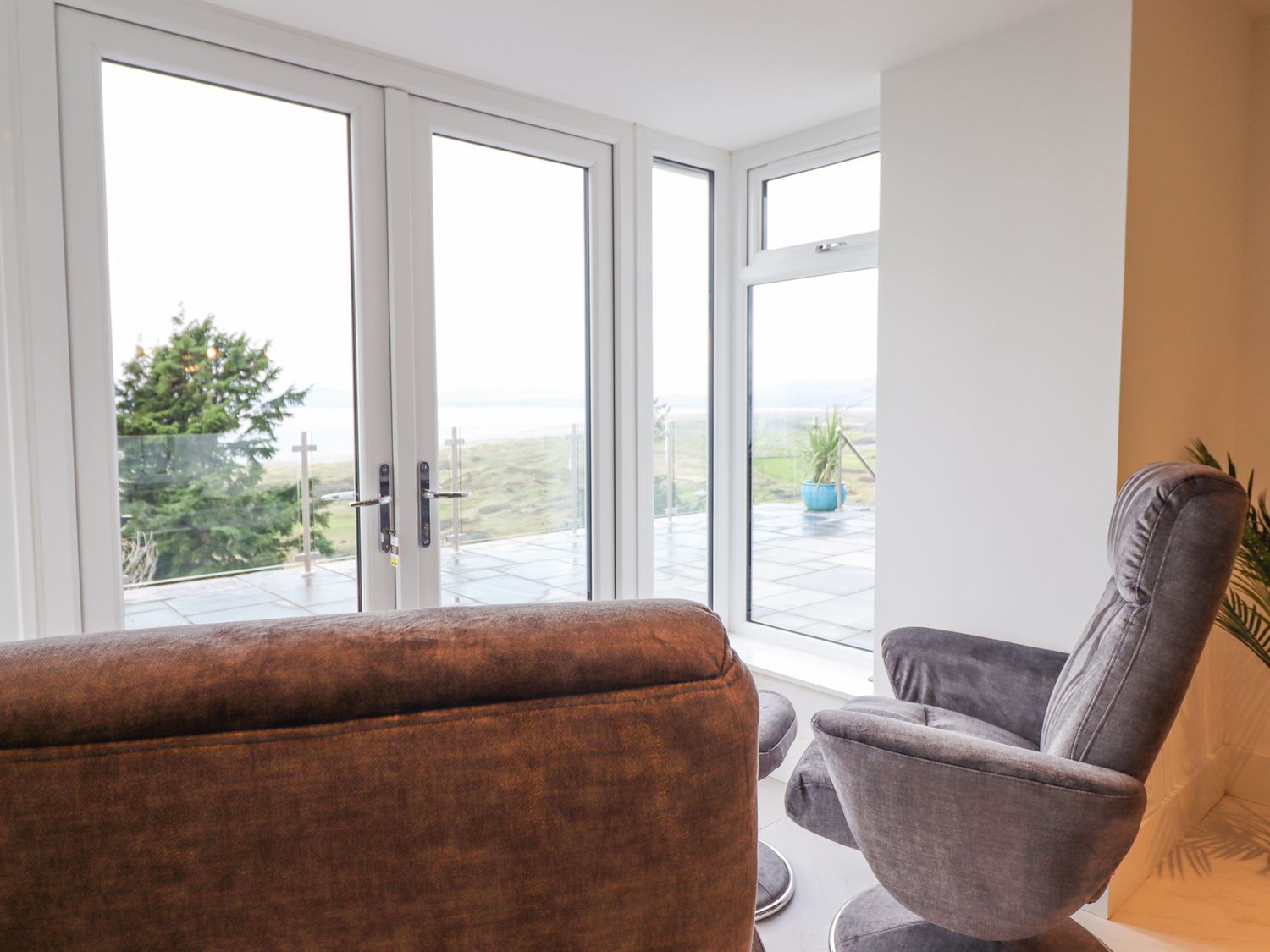 Aelfor is in Harlech, Gwynedd. Hot tub. Countryside and sea views. In National Park. Near beach. TV.