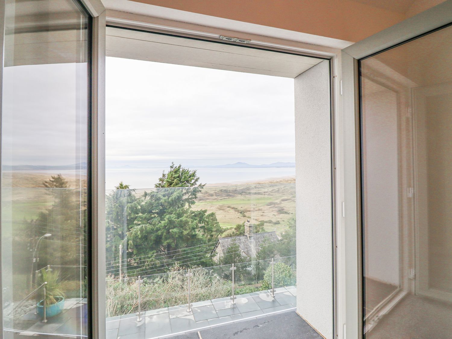 Aelfor is in Harlech, Gwynedd. Hot tub. Countryside and sea views. In National Park. Near beach. TV.