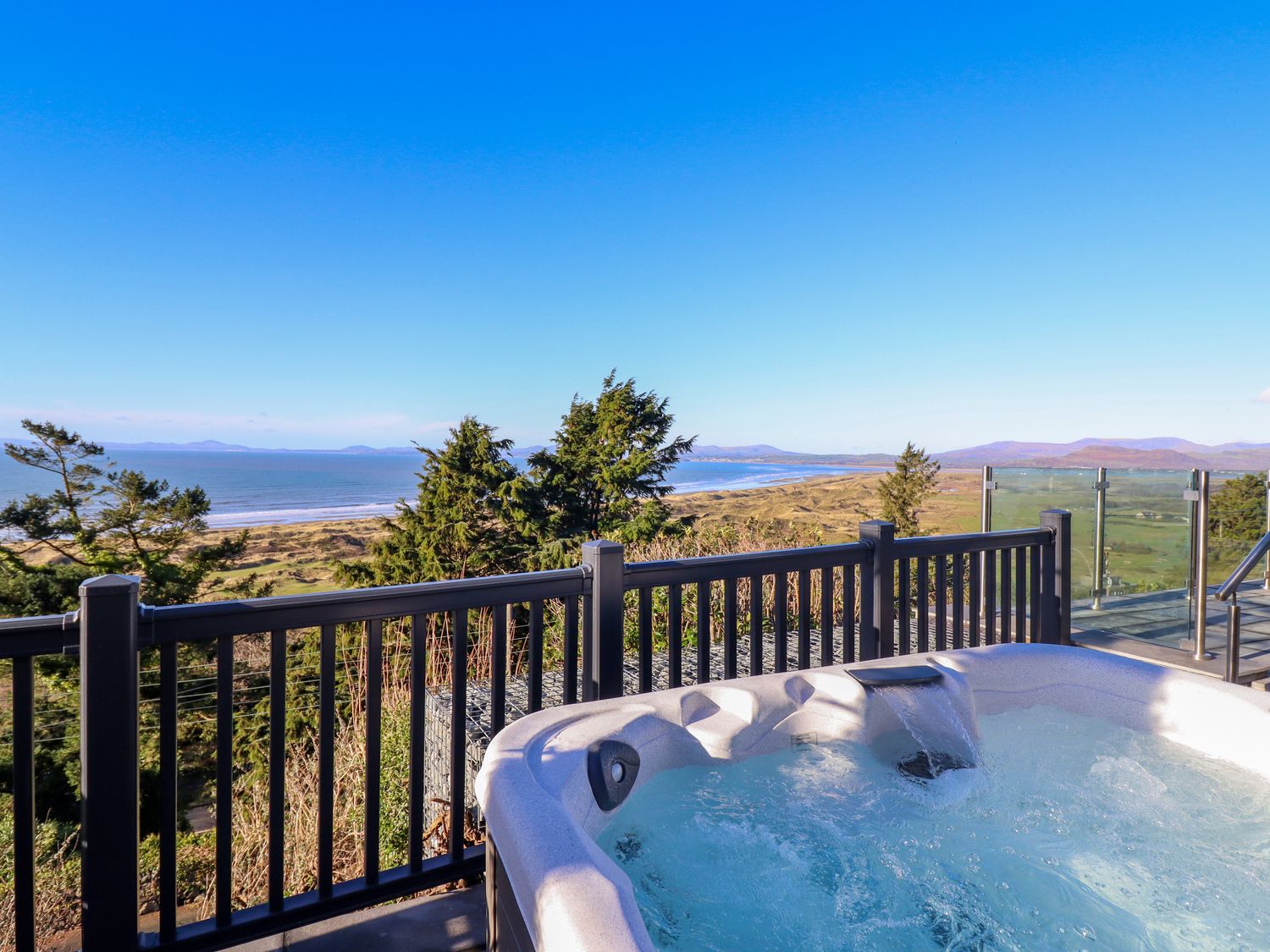 Aelfor is in Harlech, Gwynedd. Hot tub. Countryside and sea views. In National Park. Near beach. TV.