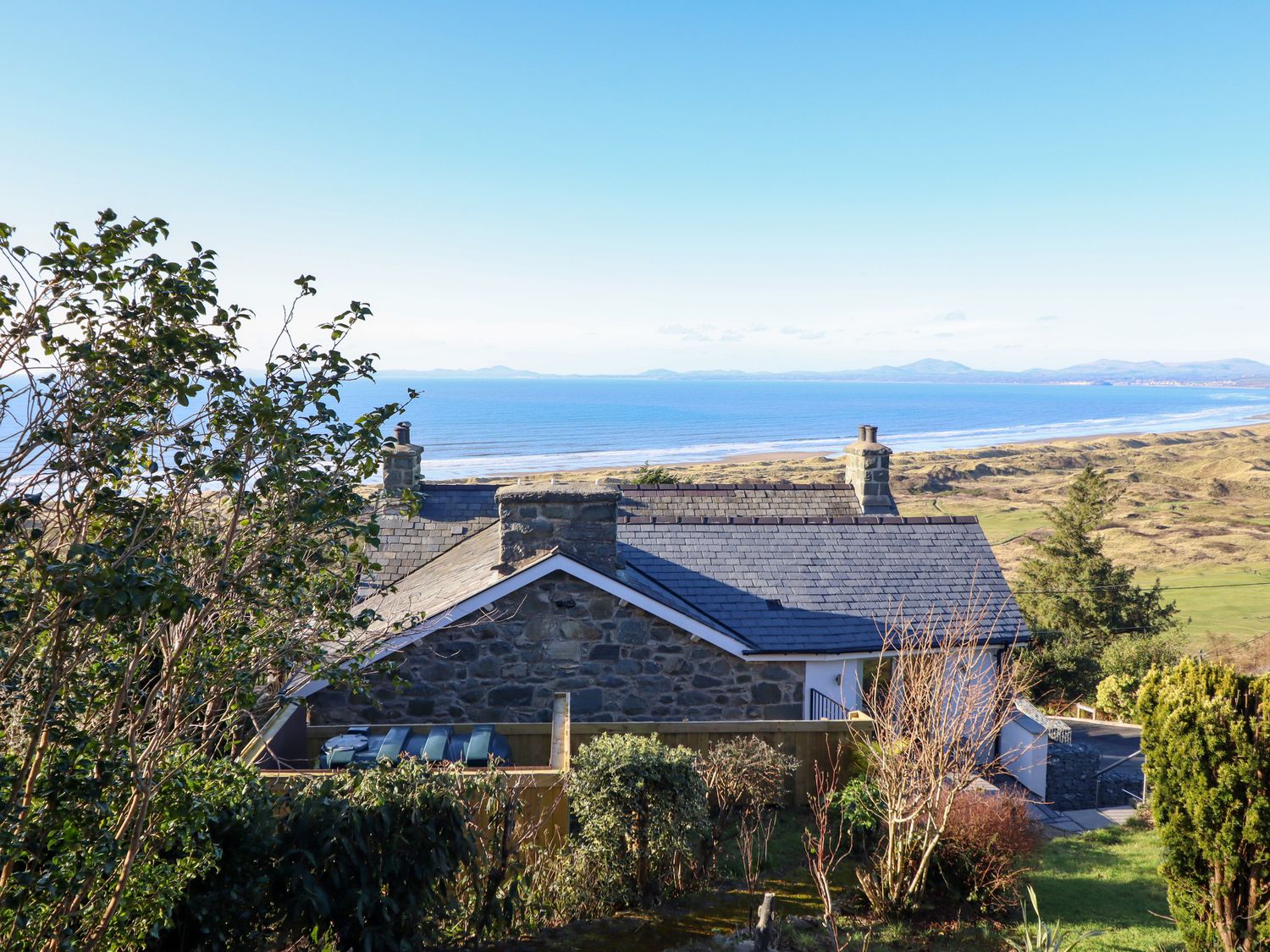 Aelfor is in Harlech, Gwynedd. Hot tub. Countryside and sea views. In National Park. Near beach. TV.