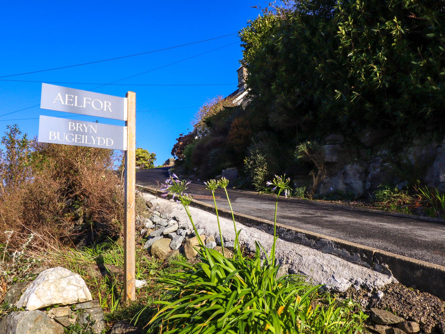 Aelfor is in Harlech, Gwynedd. Hot tub. Countryside and sea views. In National Park. Near beach. TV.