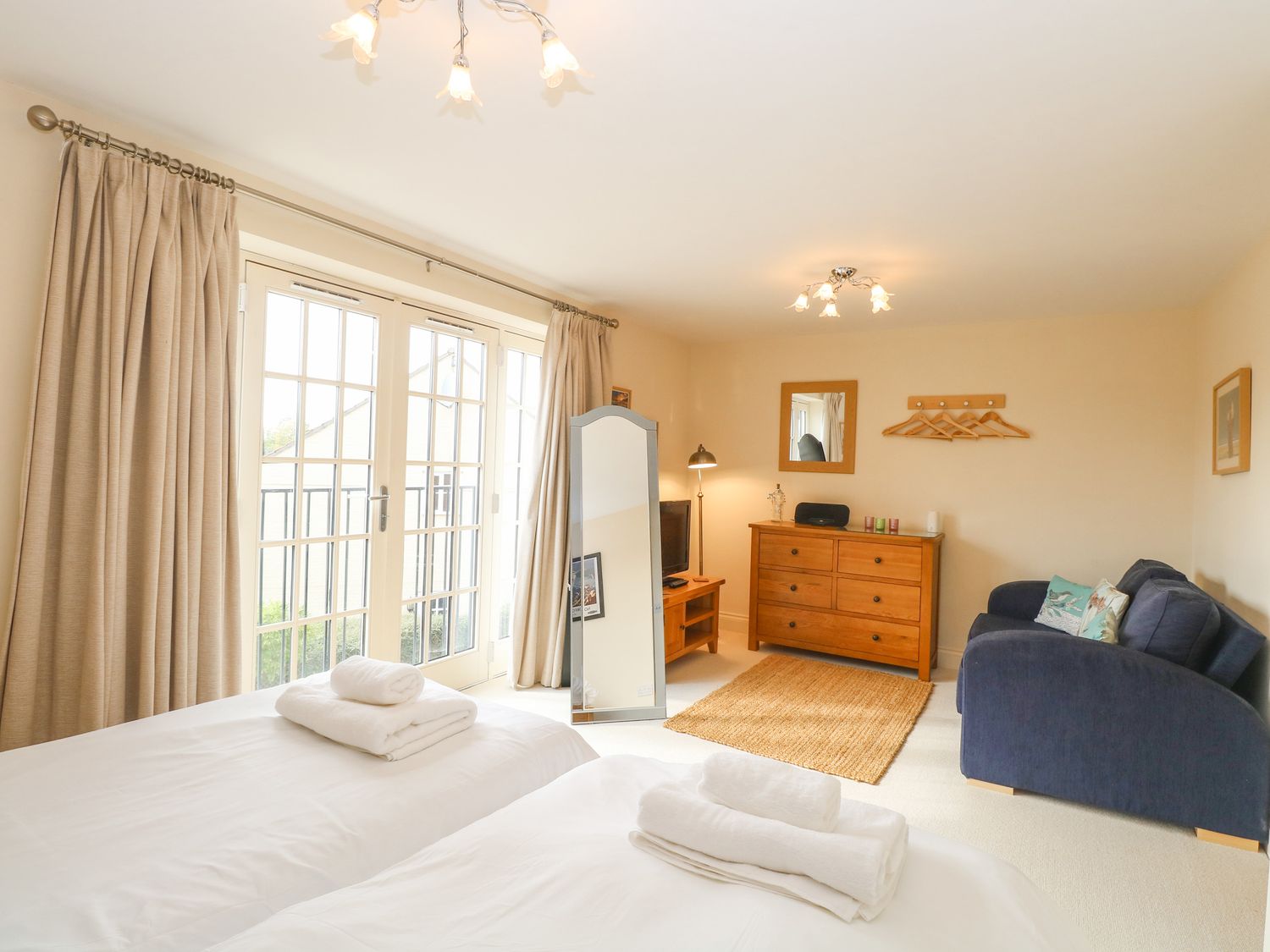 George House in Stalham, Norfolk, East Anglia. En-suite master bedroom. Smart TV. Close to amenities