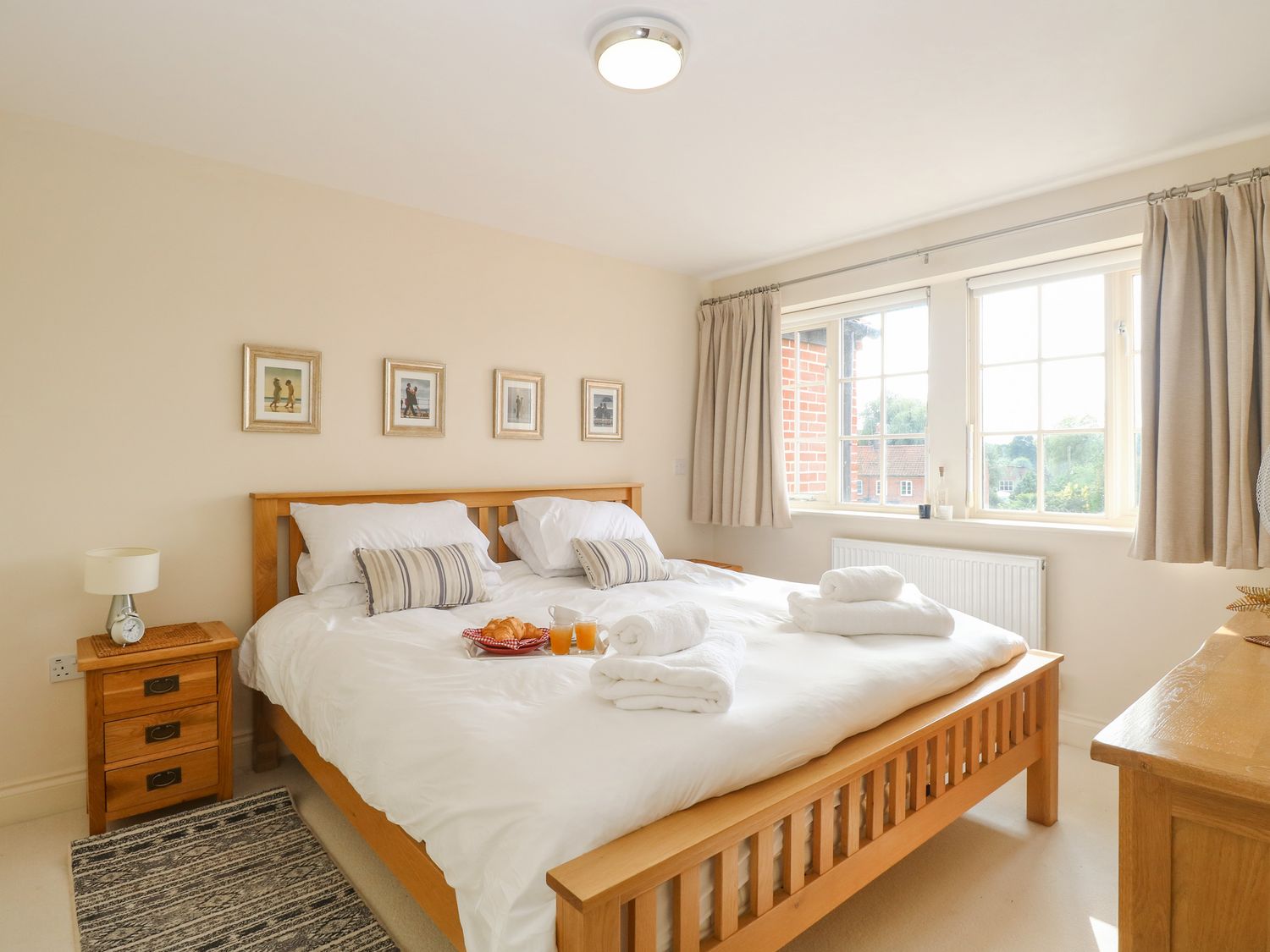 George House in Stalham, Norfolk, East Anglia. En-suite master bedroom. Smart TV. Close to amenities