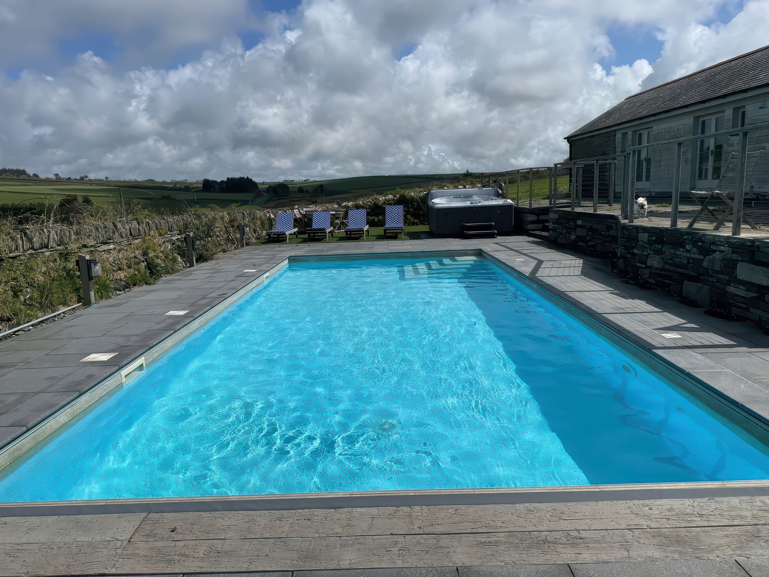 Penpethy Farm, Tintagel, Cornwall. Hot tub. Swimming pool. Woodburning stove. Pet-friendly. Barbecue