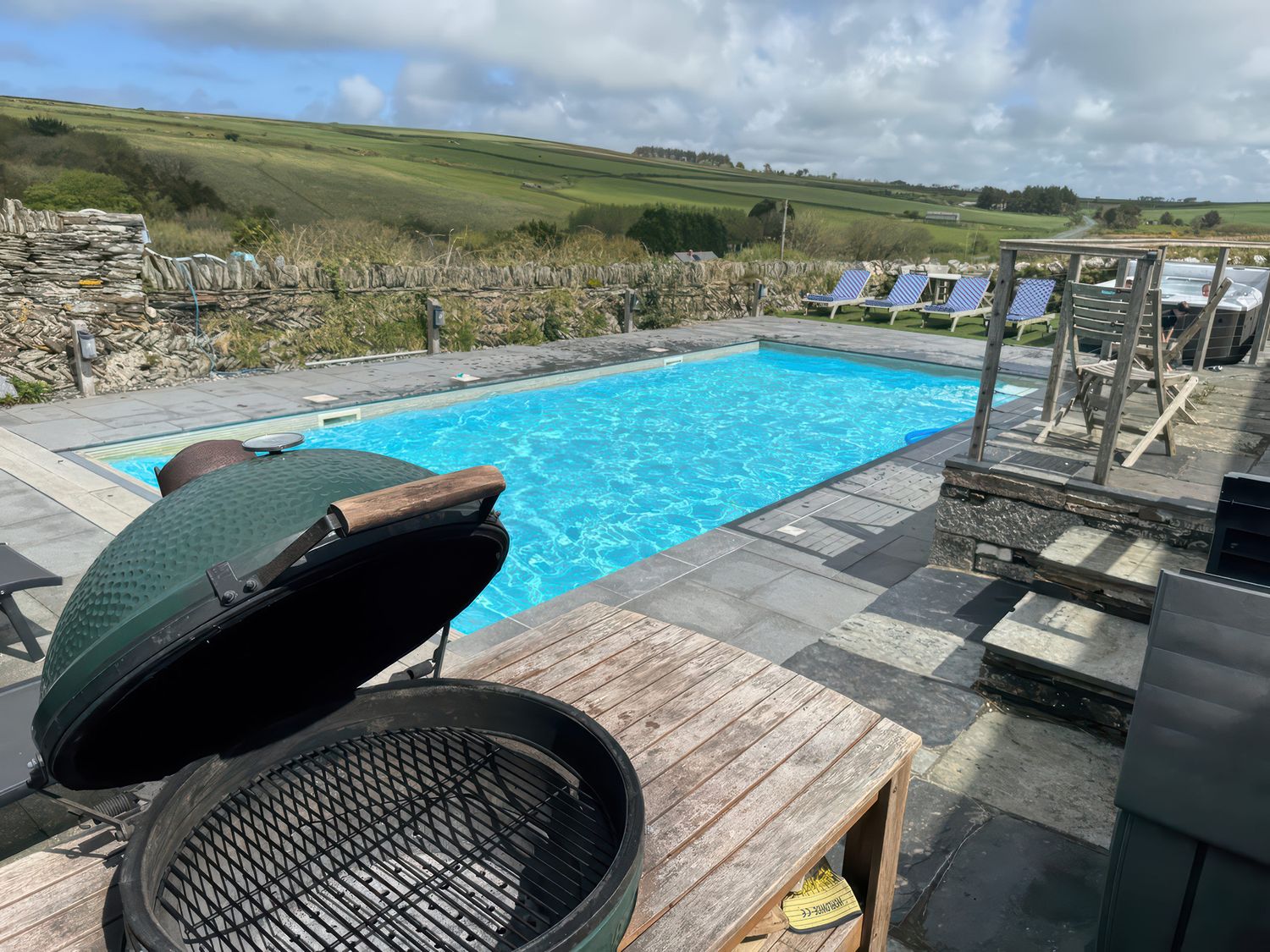 Penpethy Farm, Tintagel, Cornwall. Hot tub. Swimming pool. Woodburning stove. Pet-friendly. Barbecue