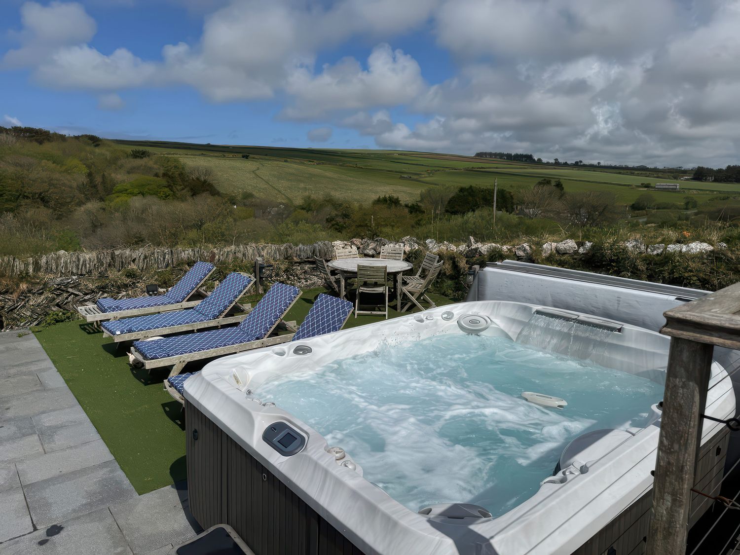 Penpethy Farm, Tintagel, Cornwall. Hot tub. Swimming pool. Woodburning stove. Pet-friendly. Barbecue