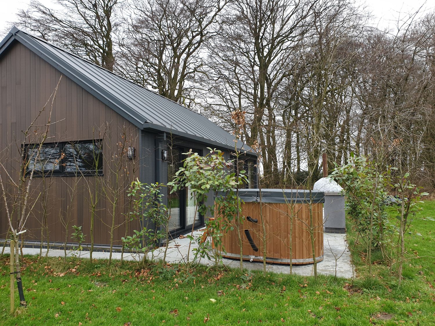 LODGE 3, near Bishop Wilton, East Riding of Yorkshire. Hot tub. Near North York Moors National Park.