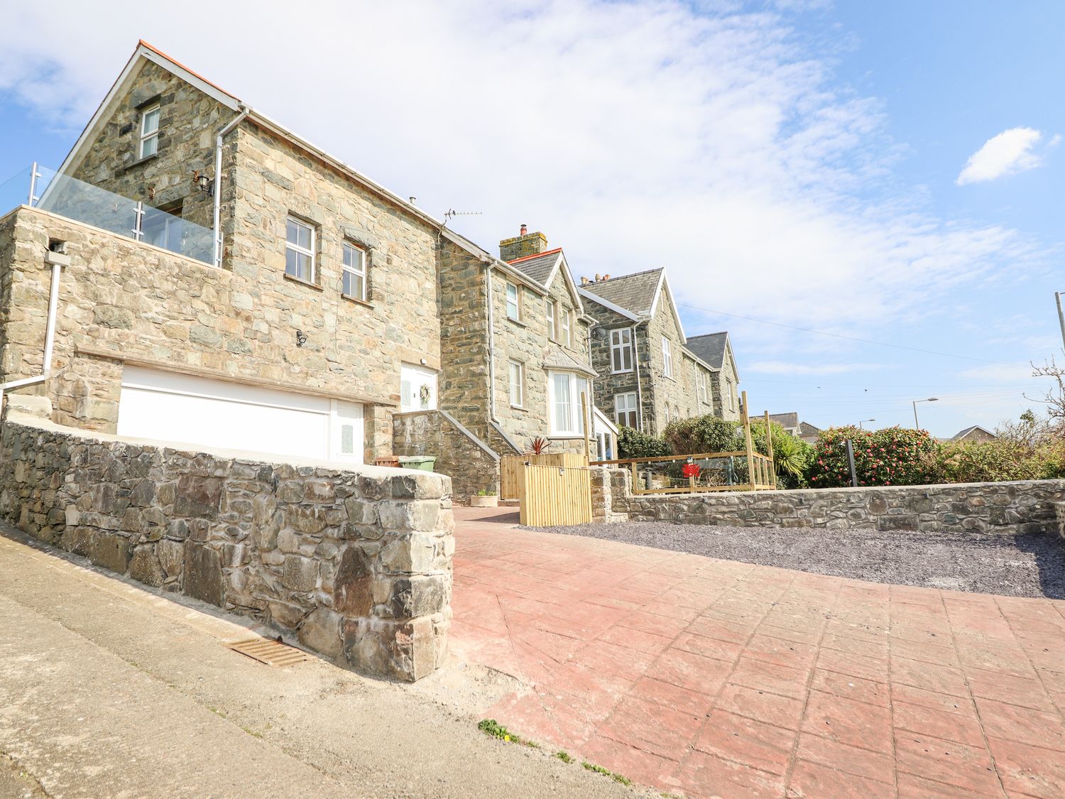 Bryn Glasfor, Barmouth Near Llanaber, pet-friendly, en-suite bedrooms, sea views, close to amenities