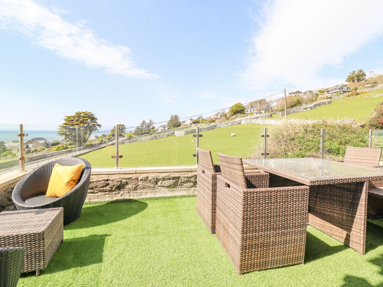 Bryn Glasfor, Barmouth Near Llanaber, pet-friendly, en-suite bedrooms, sea views, close to amenities