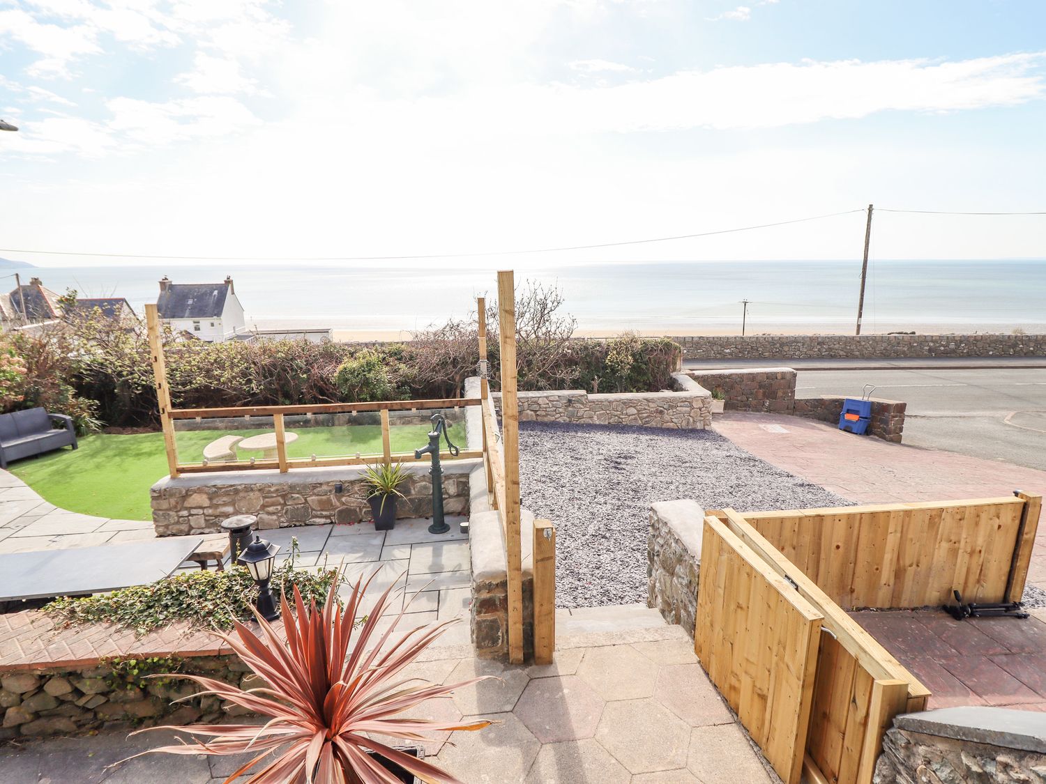 Bryn Glasfor, Barmouth Near Llanaber, pet-friendly, en-suite bedrooms, sea views, close to amenities