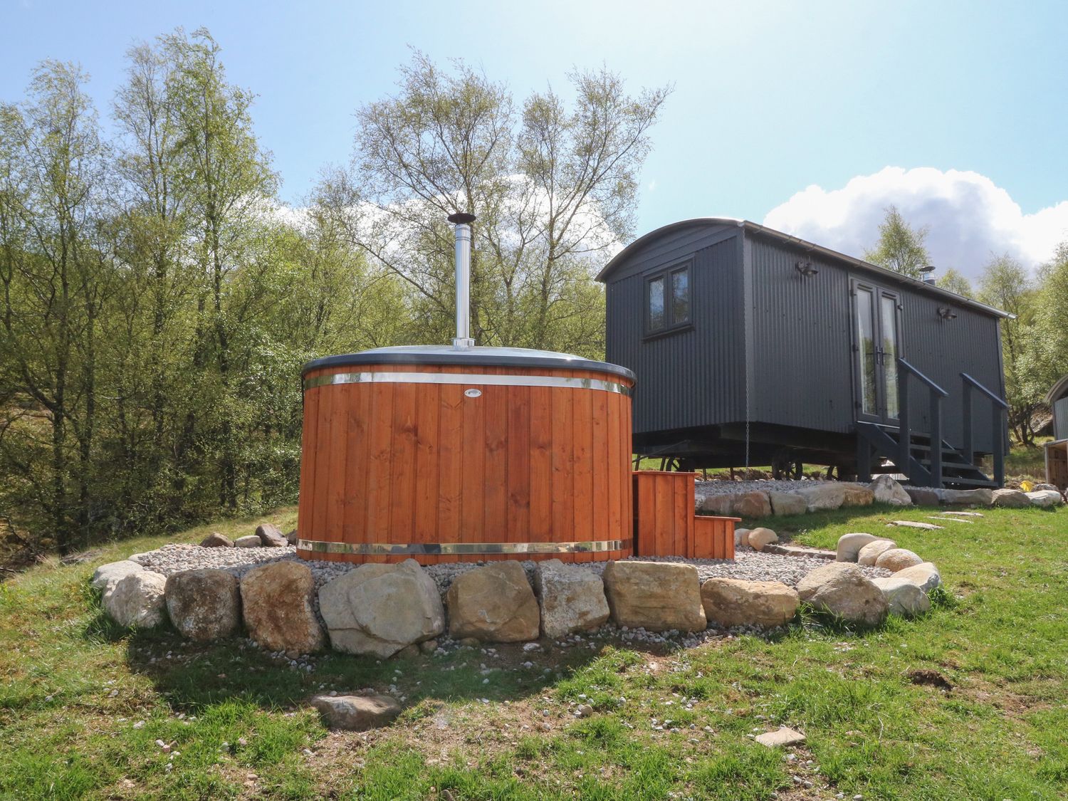 Coraldie is near Newtonmore, Highland. Single-storey shepherd's hut, ideal for a couple. Rural views