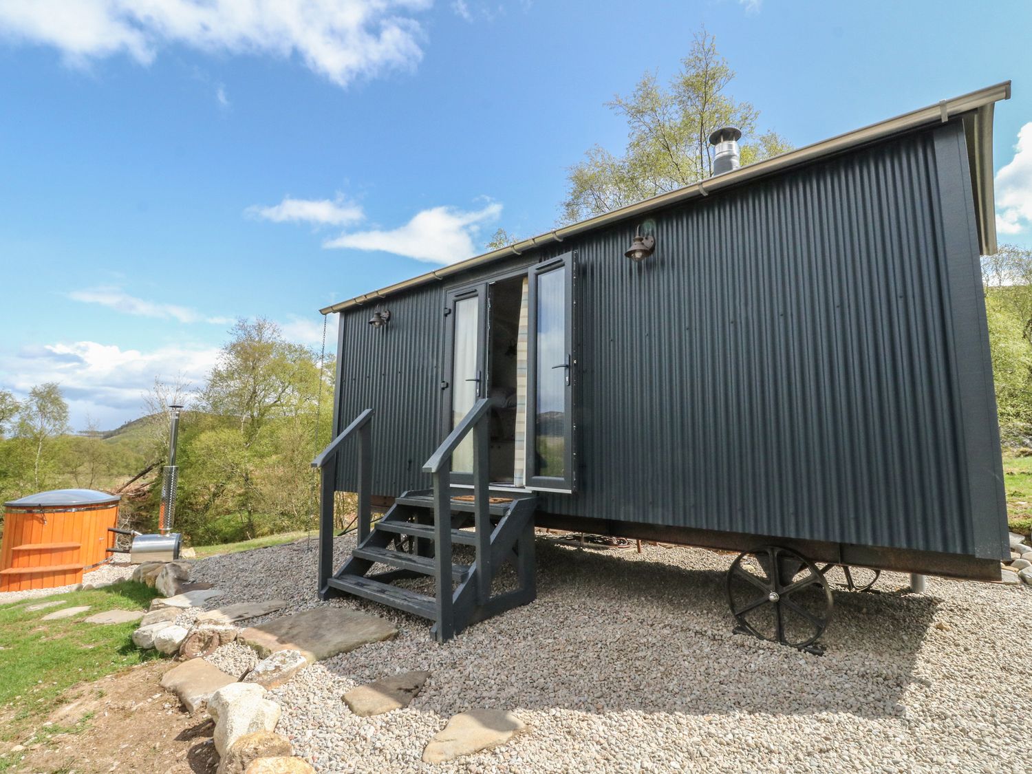 Coraldie is near Newtonmore, Highland. Single-storey shepherd's hut, ideal for a couple. Rural views