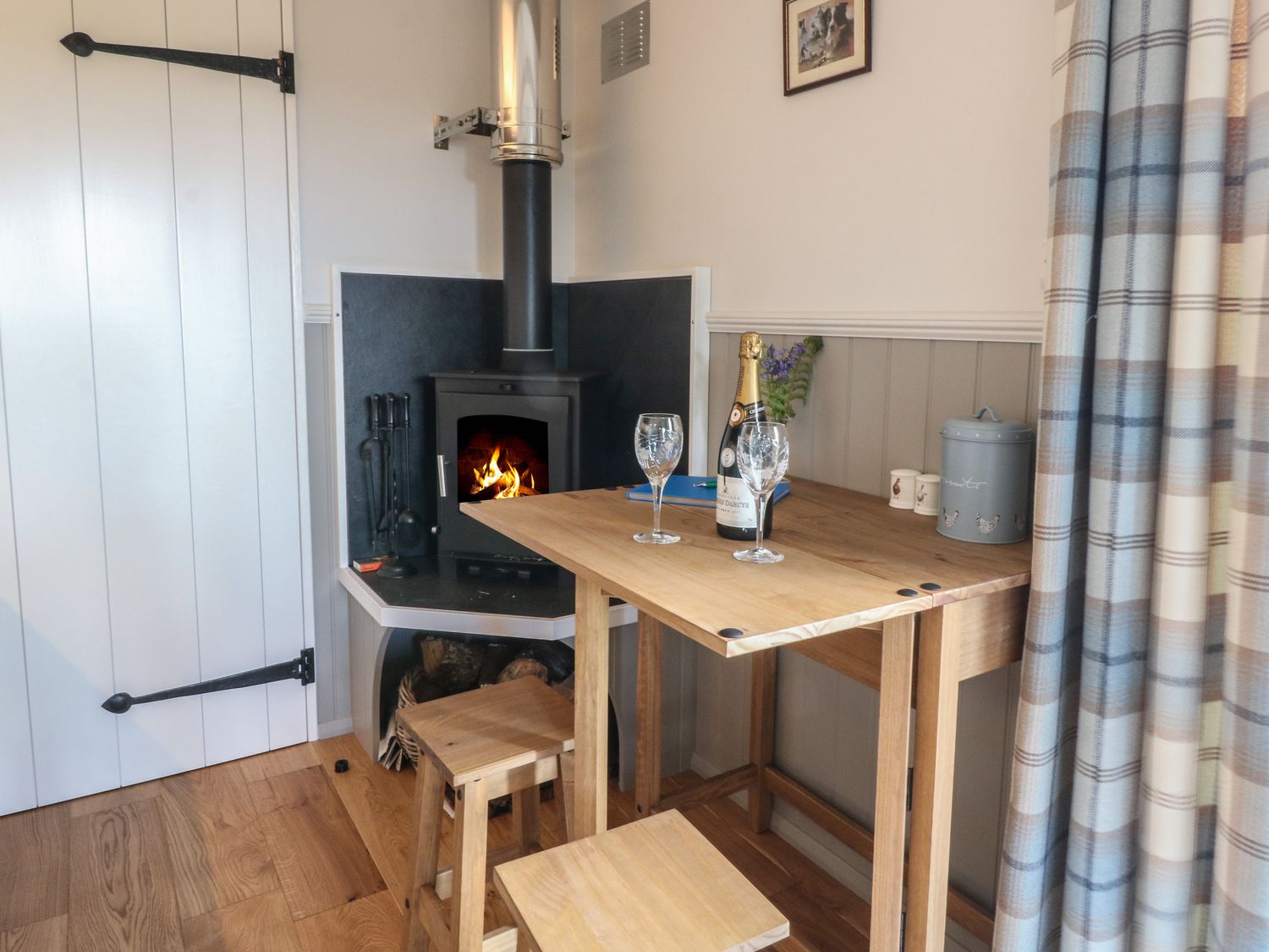 Coraldie is near Newtonmore, Highland. Single-storey shepherd's hut, ideal for a couple. Rural views
