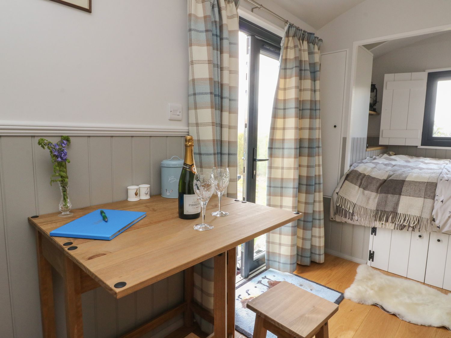 Coraldie is near Newtonmore, Highland. Single-storey shepherd's hut, ideal for a couple. Rural views